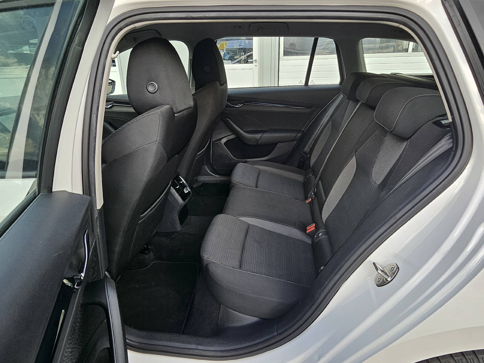 SKODA Octavia Combi 2.0 TDI Ambition 4x4 DSG * Anhängerkupplung *-image-17
