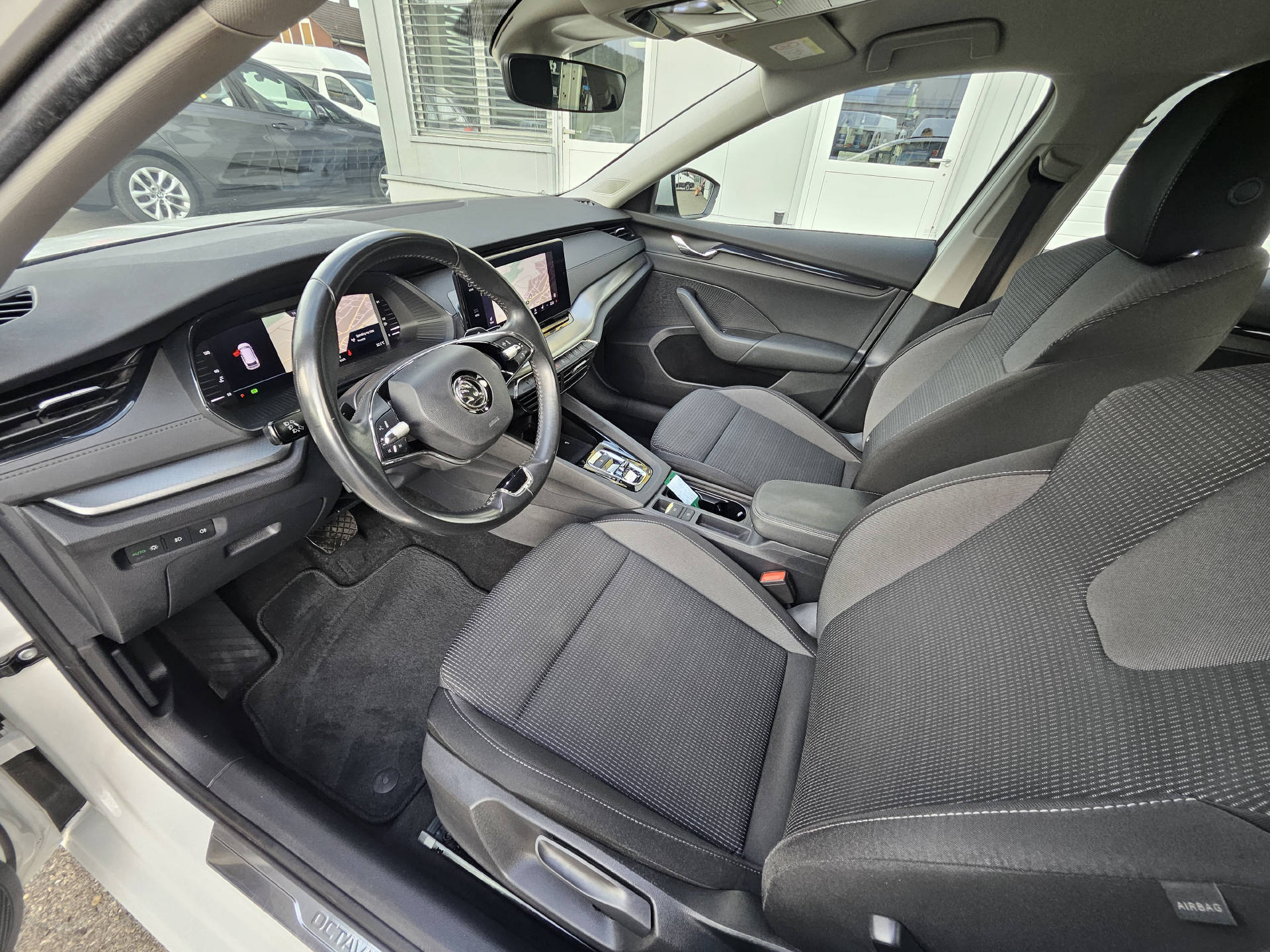 SKODA Octavia Combi 2.0 TDI Ambition 4x4 DSG * Anhängerkupplung *-image-15