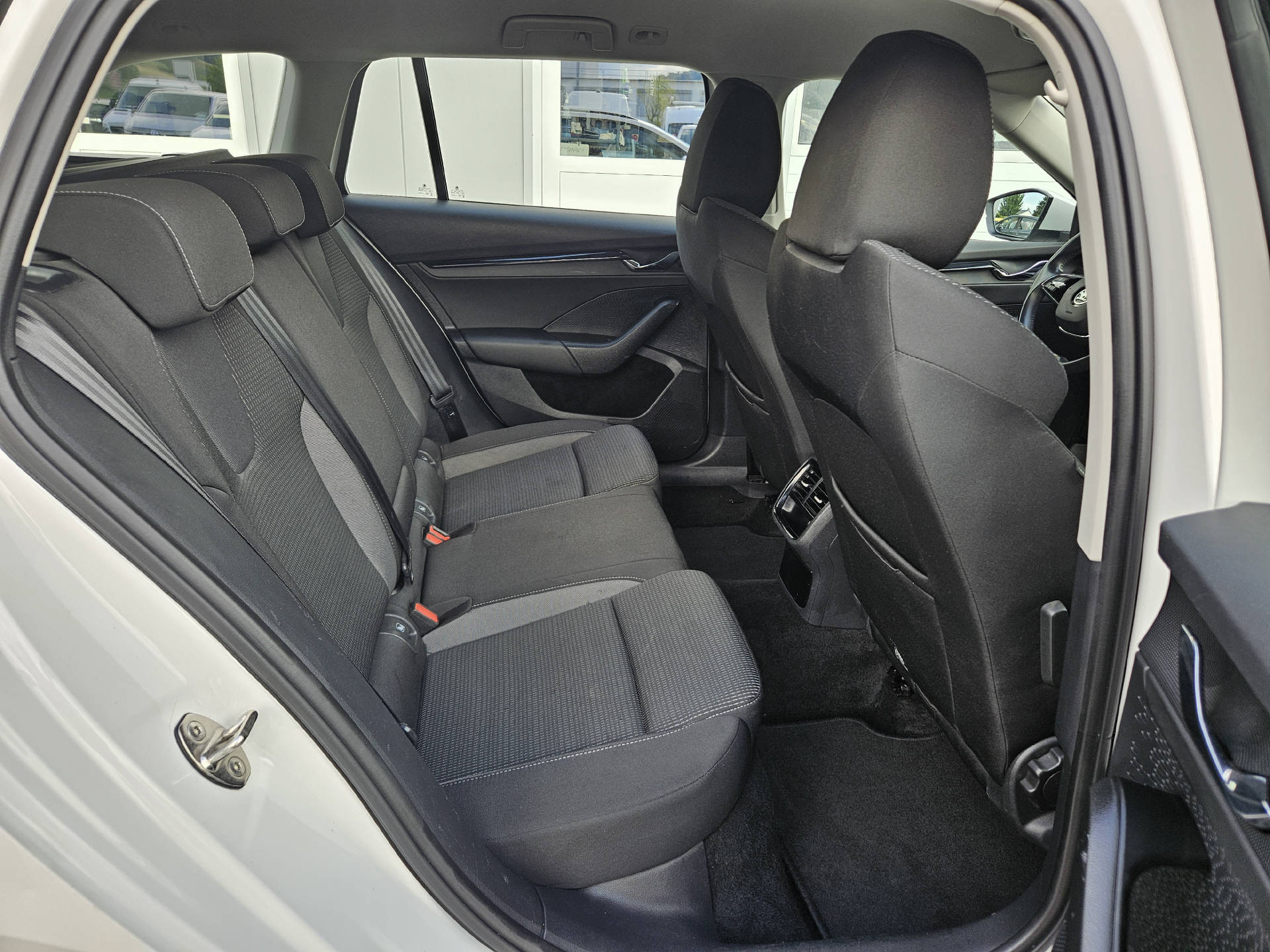 SKODA Octavia Combi 2.0 TDI Ambition 4x4 DSG * Anhängerkupplung *-image-18
