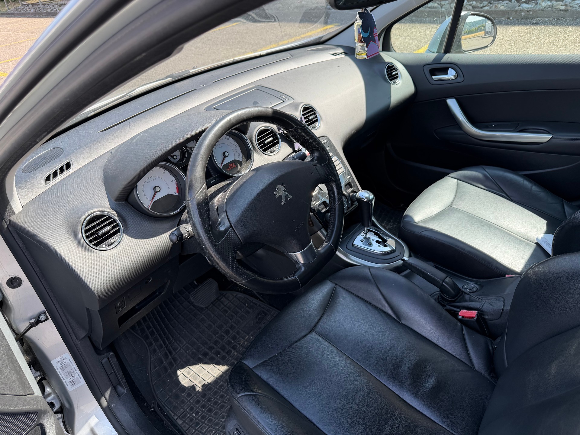 PEUGEOT 308 1.6 16V T Millesim 200 Automatic-image-7