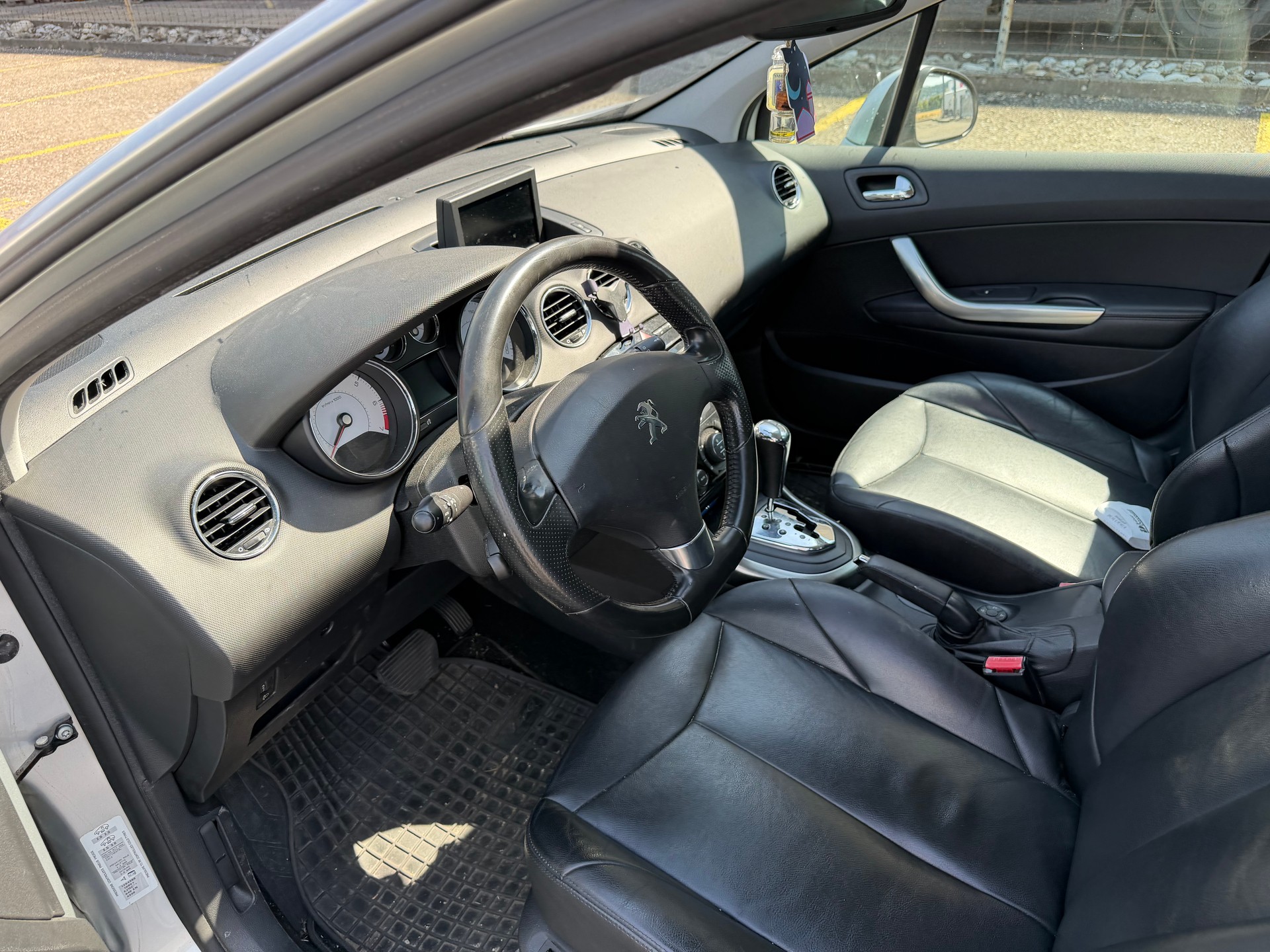 PEUGEOT 308 1.6 16V T Millesim 200 Automatic-image-8