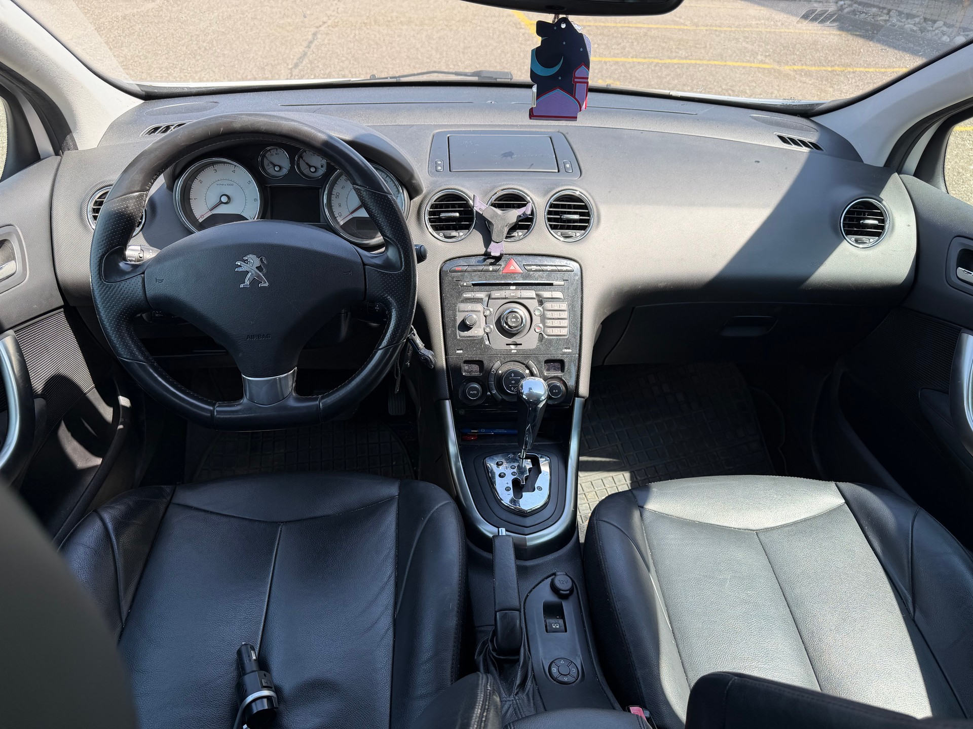PEUGEOT 308 1.6 16V T Millesim 200 Automatic-image-6