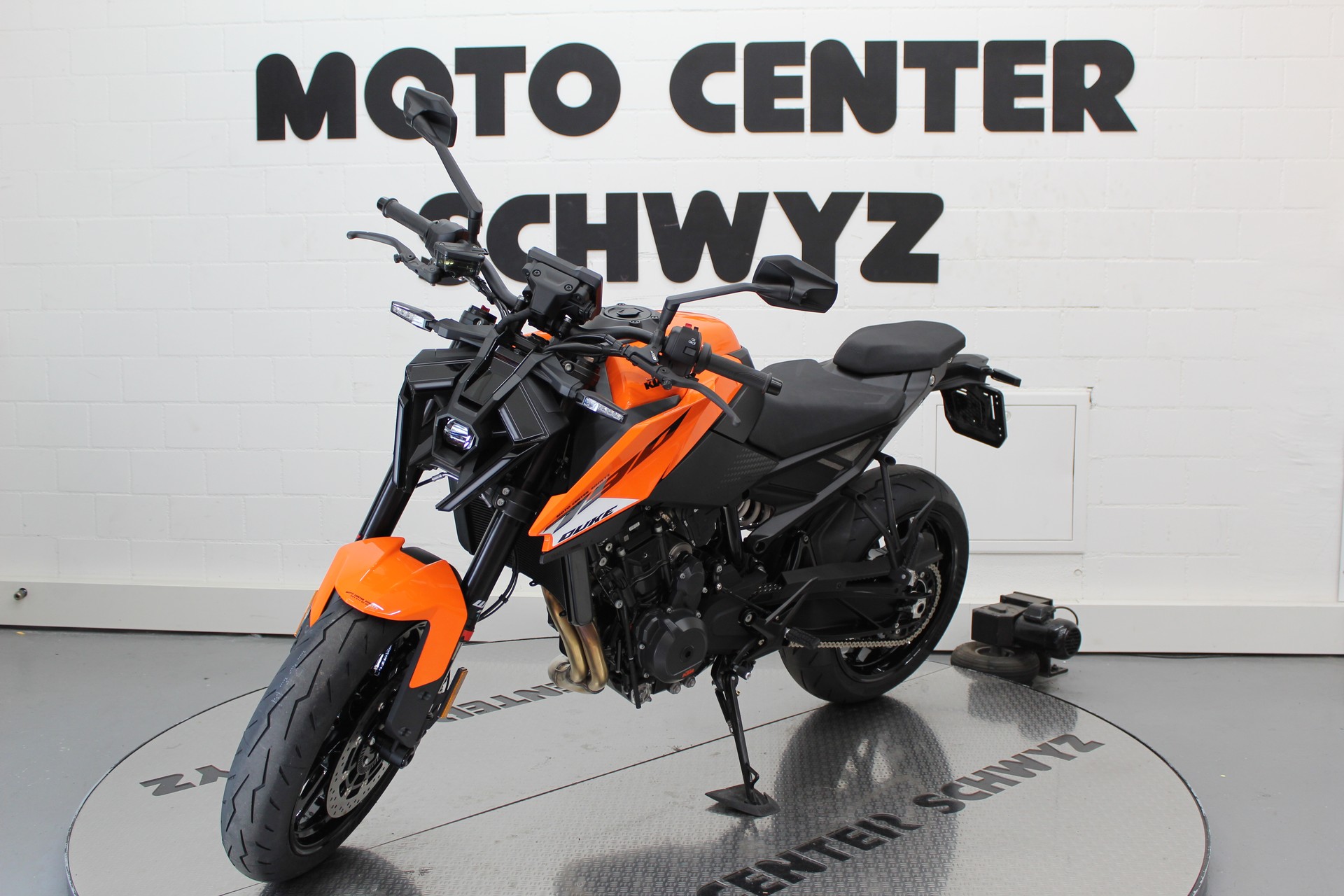 KTM 790 Duke L 2027-showroom-element-3