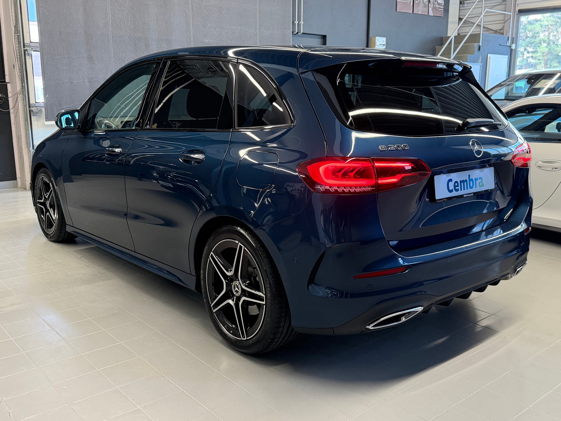 MERCEDES-BENZ B 200 AMG Line 7G-DCT-image-4