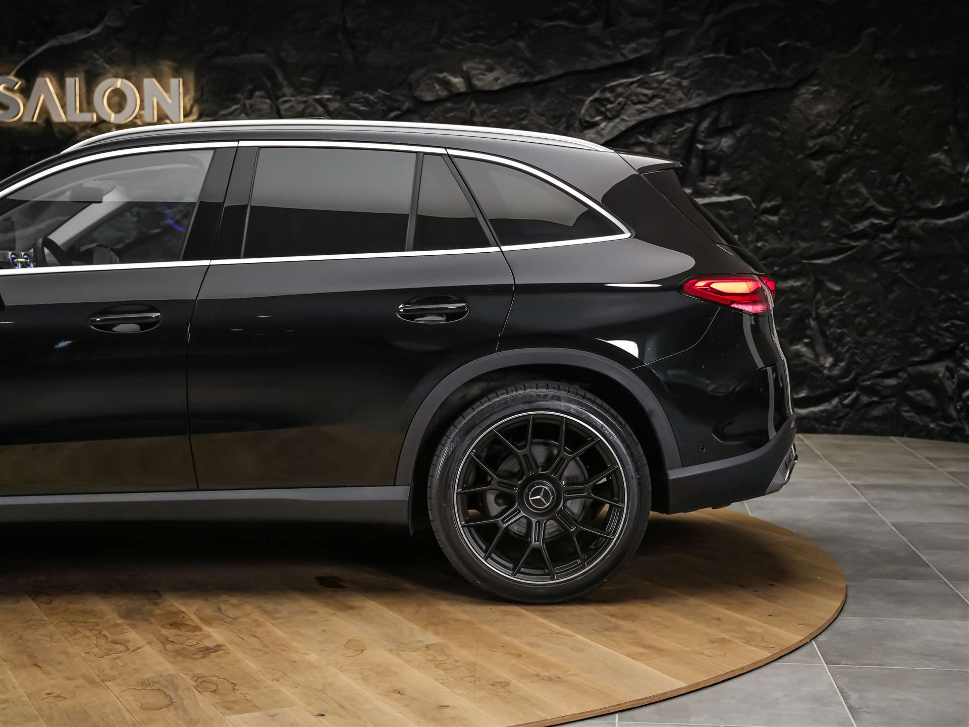 MERCEDES-BENZ GLC 300 d 4Matic AMG Line 9G-Tronic *Panorama*Abstandsregler*21" Felgen*-image-18