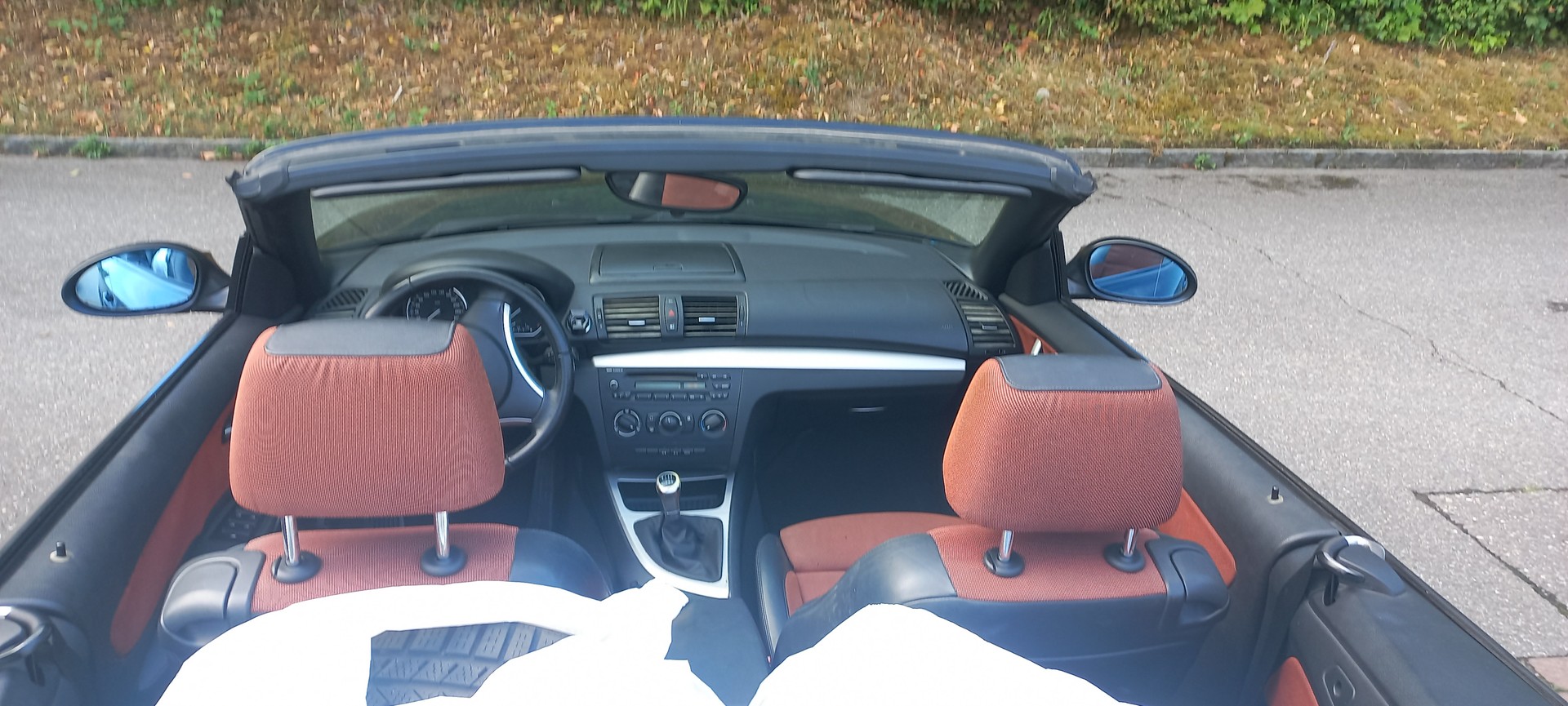BMW 120i Cabrio-image-11