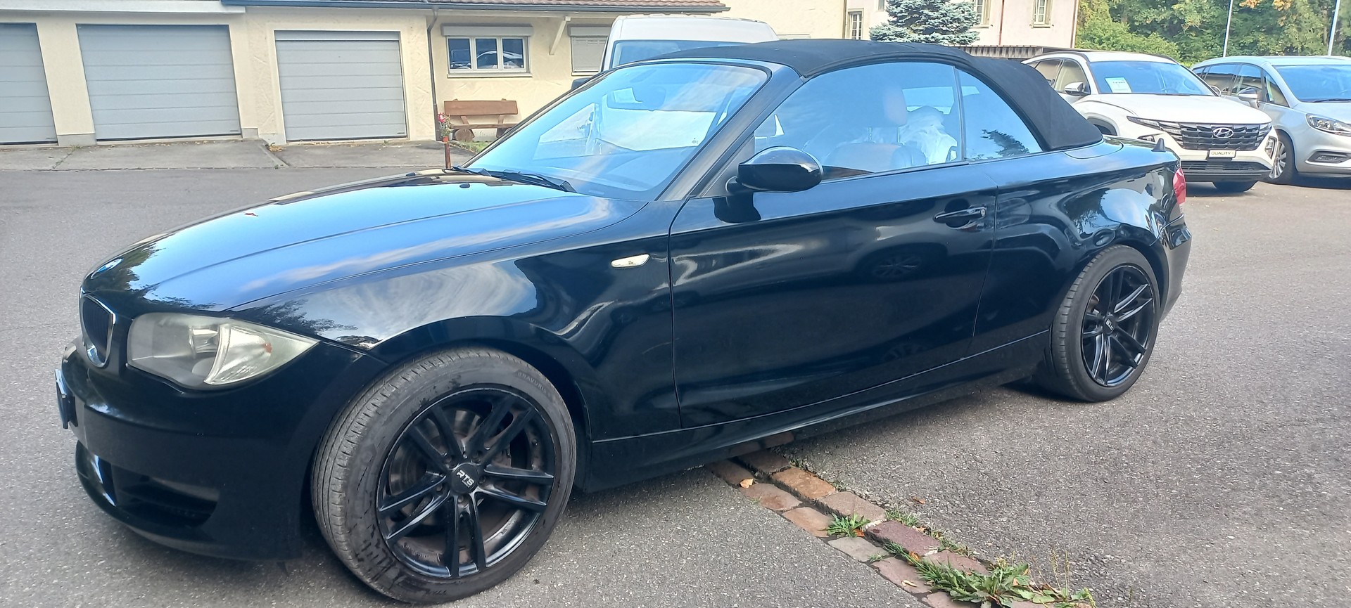 BMW 120i Cabrio-image-1