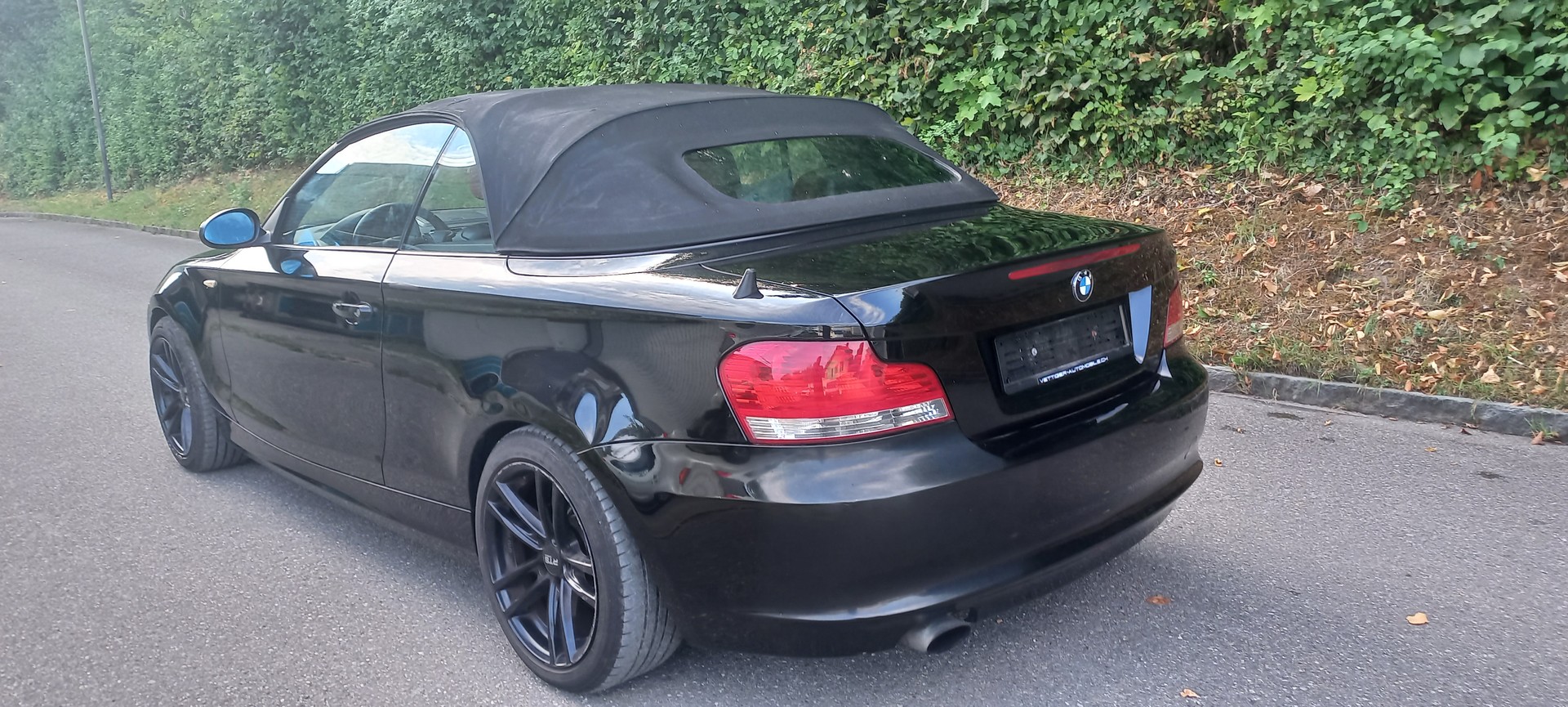 BMW 120i Cabrio-image-2