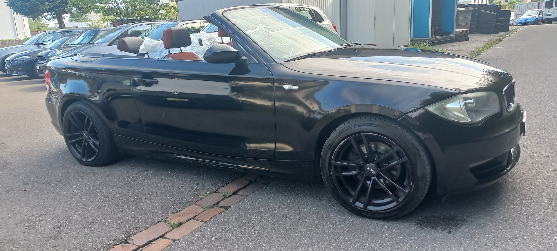 BMW 120i Cabrio-image-10
