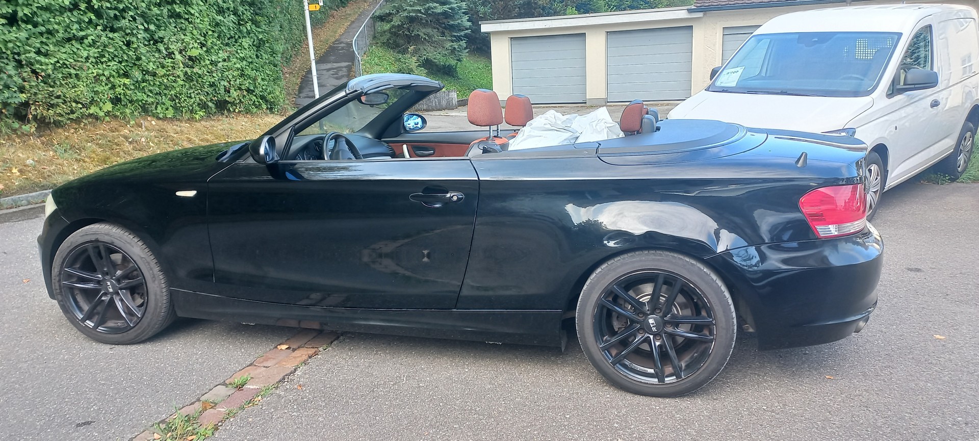 BMW 120i Cabrio-image-6
