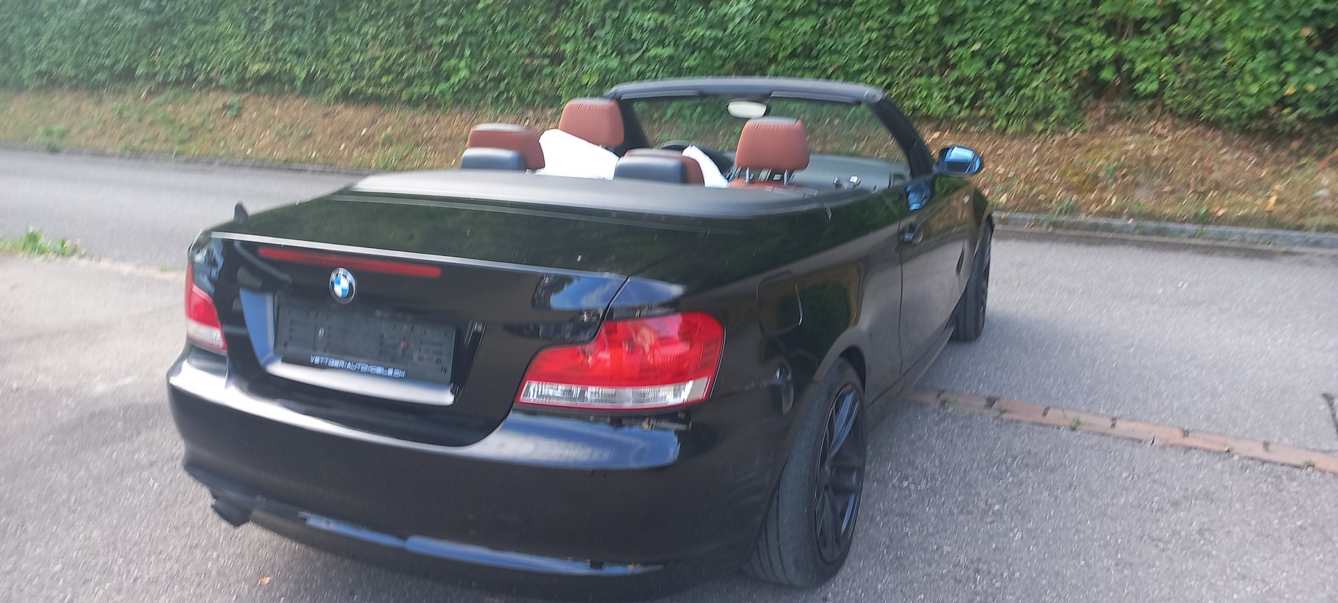 BMW 120i Cabrio-image-8