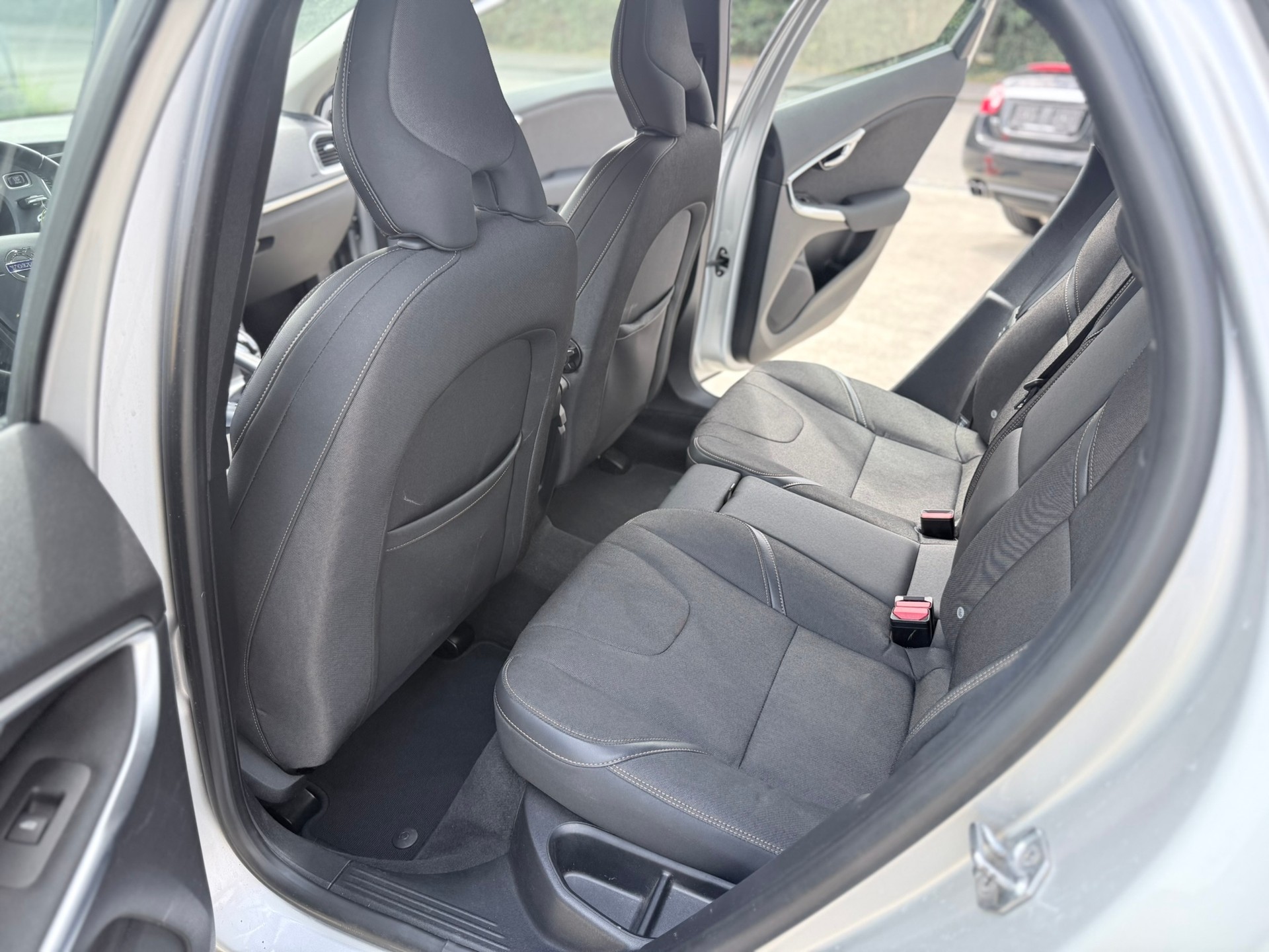 VOLVO V40 Cross Country T4 2.0 AWD Momentum Geartronic-image-13