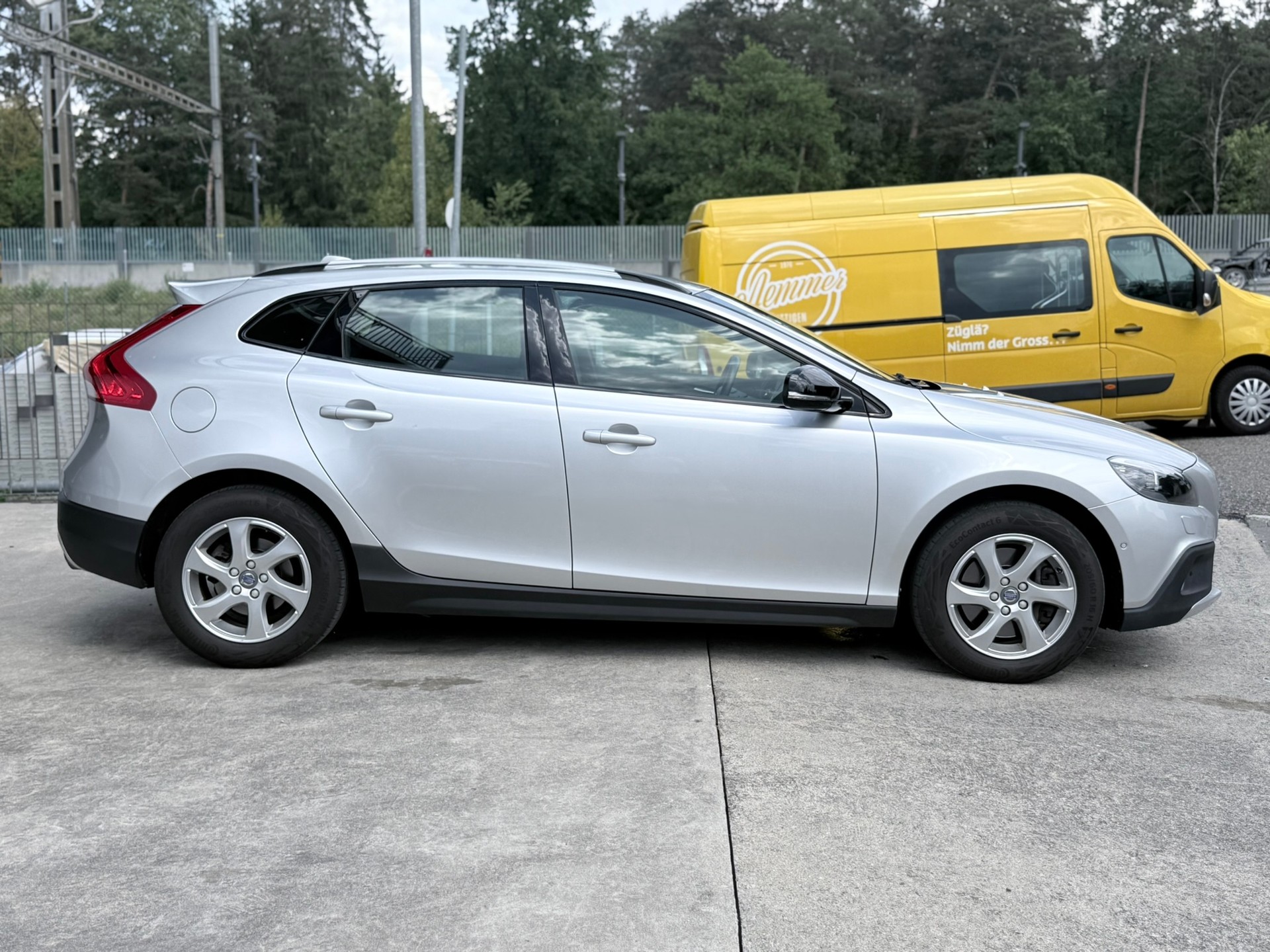 VOLVO V40 Cross Country T4 2.0 AWD Momentum Geartronic-image-3