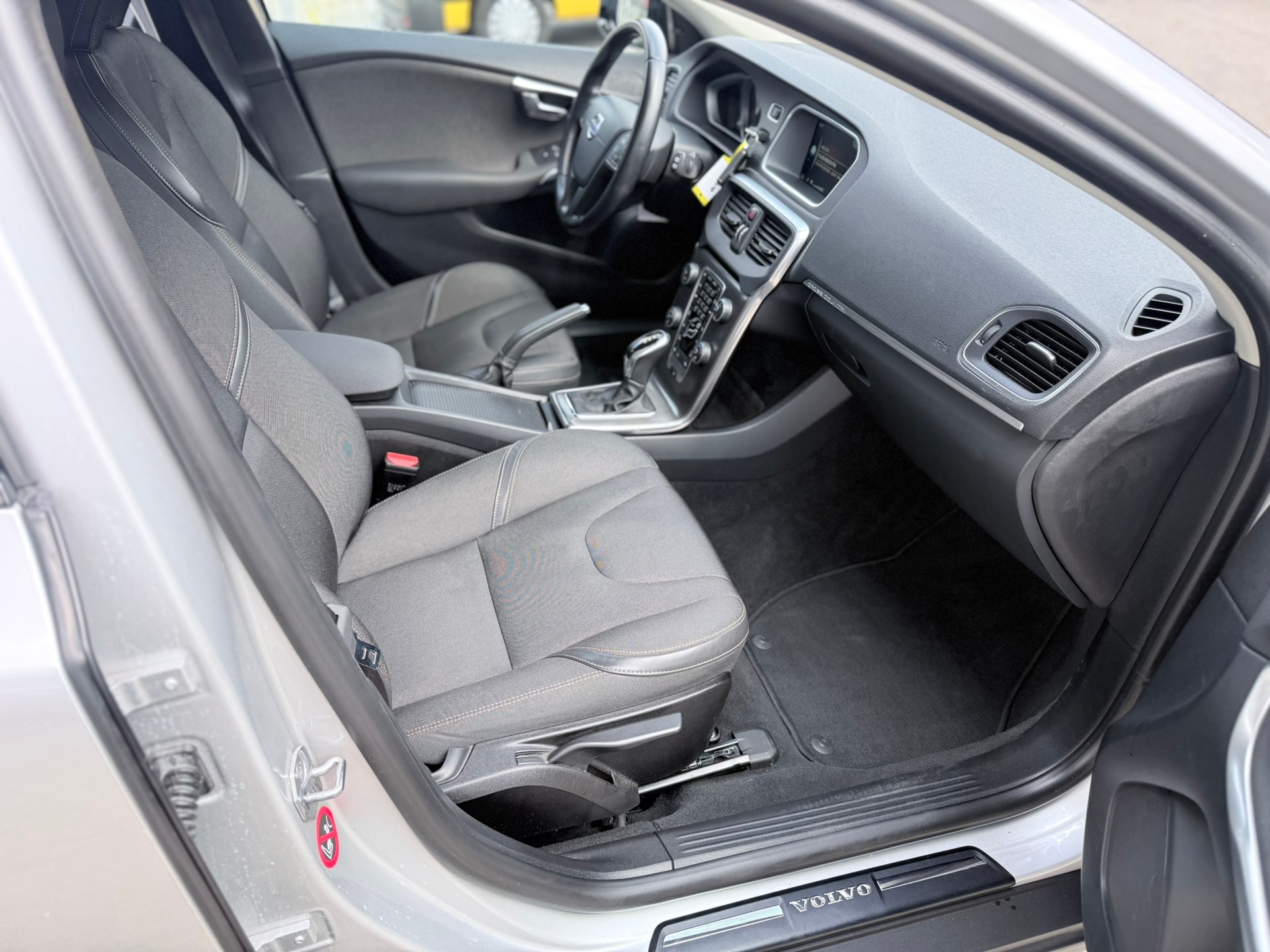 VOLVO V40 Cross Country T4 2.0 AWD Momentum Geartronic-image-10