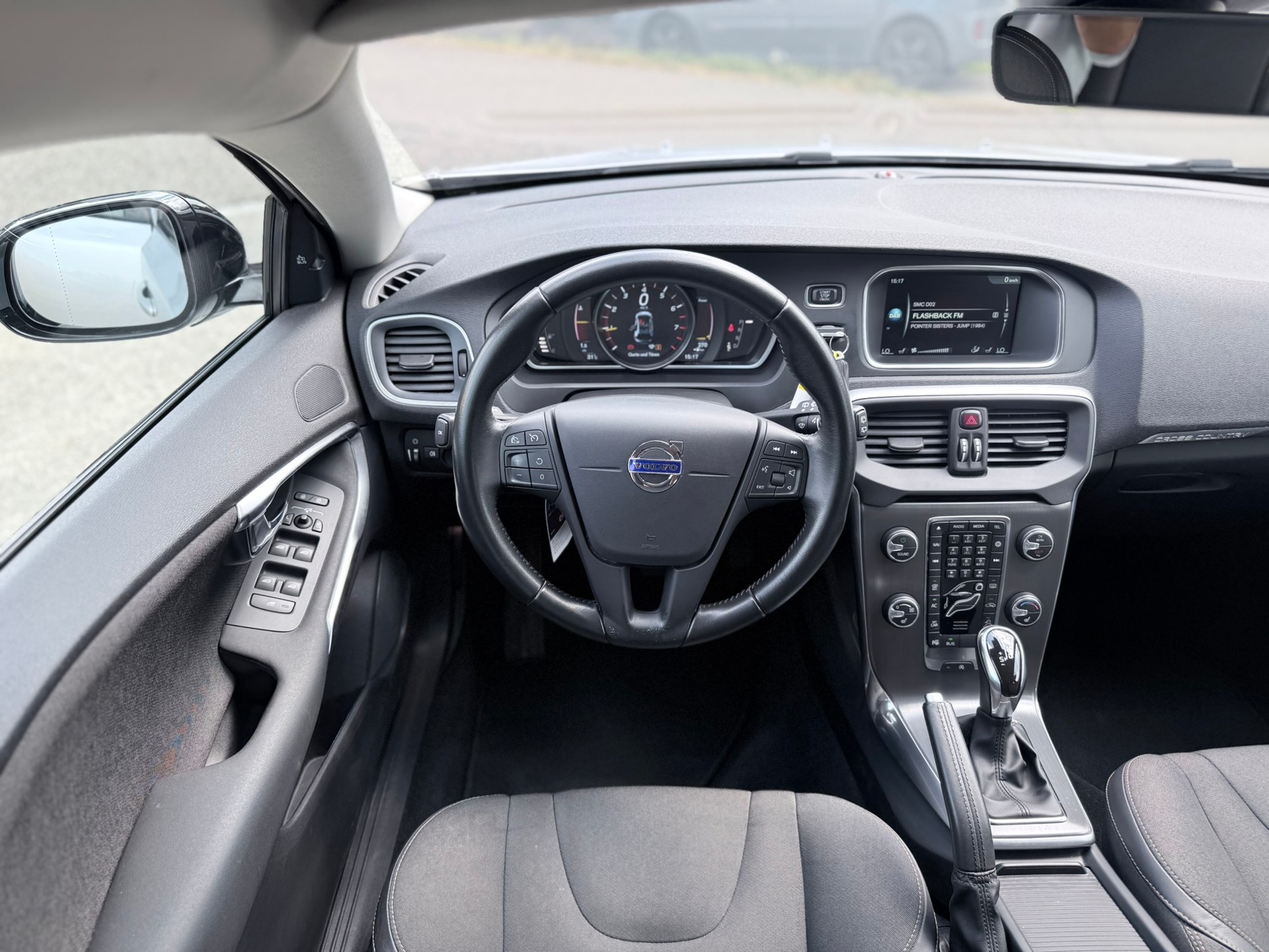 VOLVO V40 Cross Country T4 2.0 AWD Momentum Geartronic-image-18