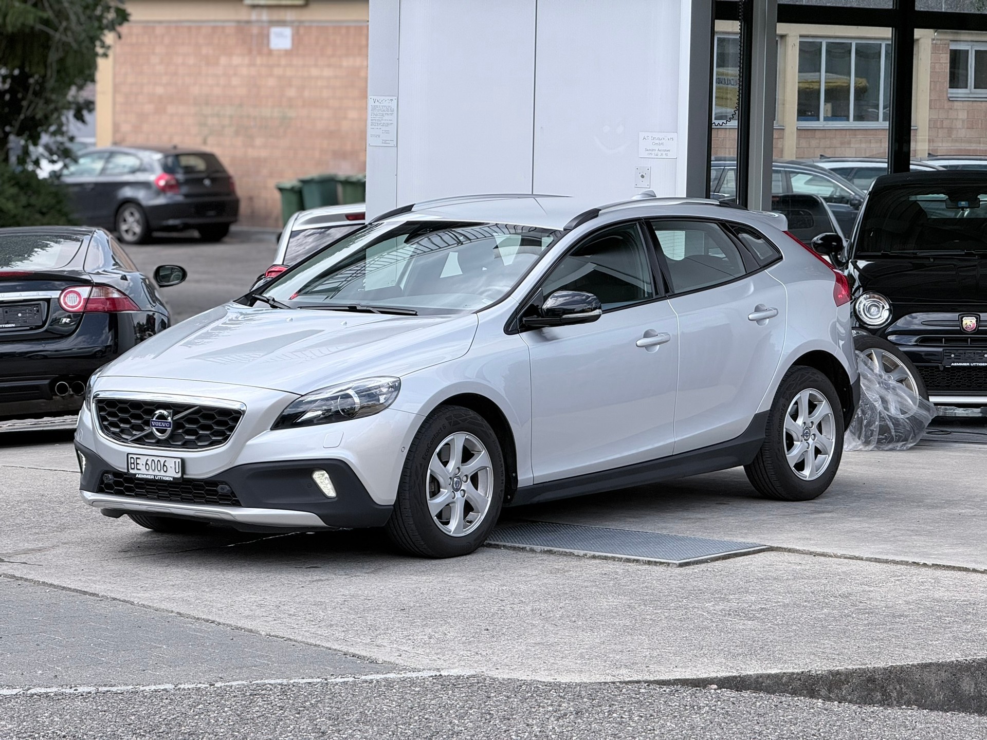 VOLVO V40 Cross Country T4 2.0 AWD Momentum Geartronic-image-0
