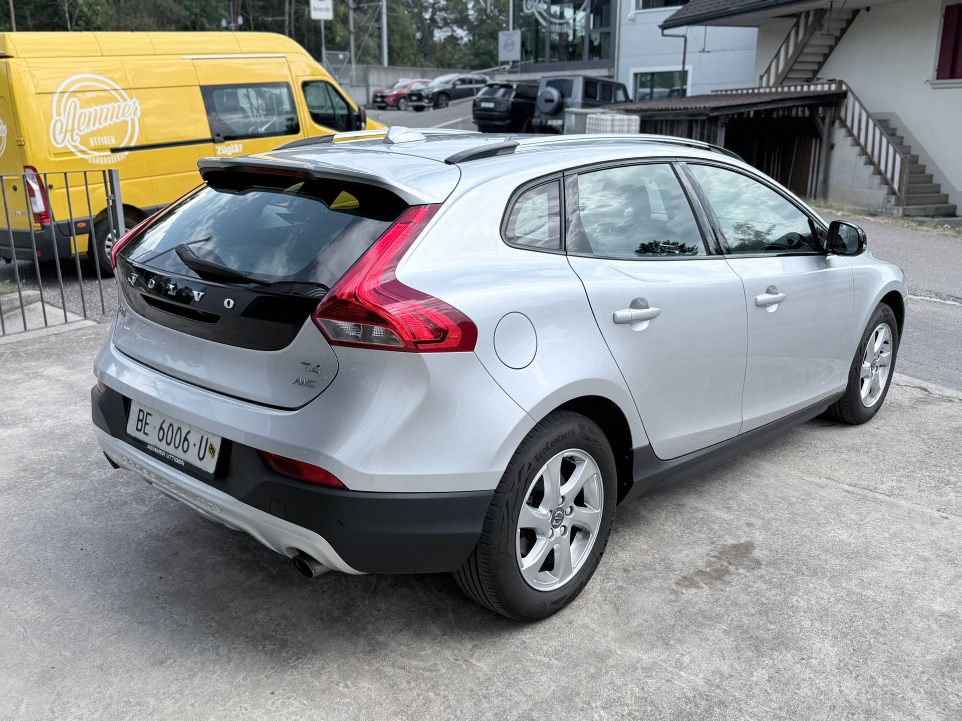 VOLVO V40 Cross Country T4 2.0 AWD Momentum Geartronic-image-4