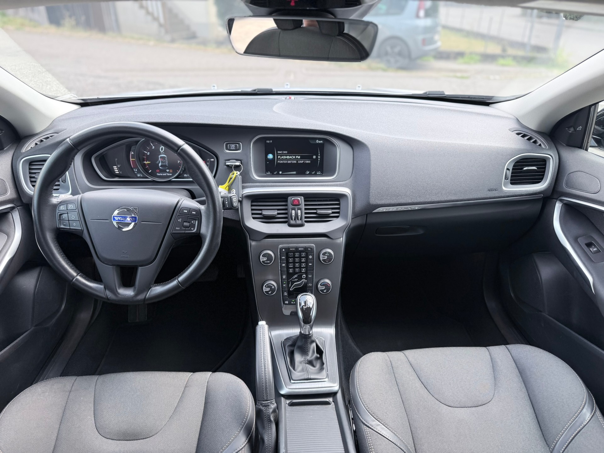 VOLVO V40 Cross Country T4 2.0 AWD Momentum Geartronic-image-19