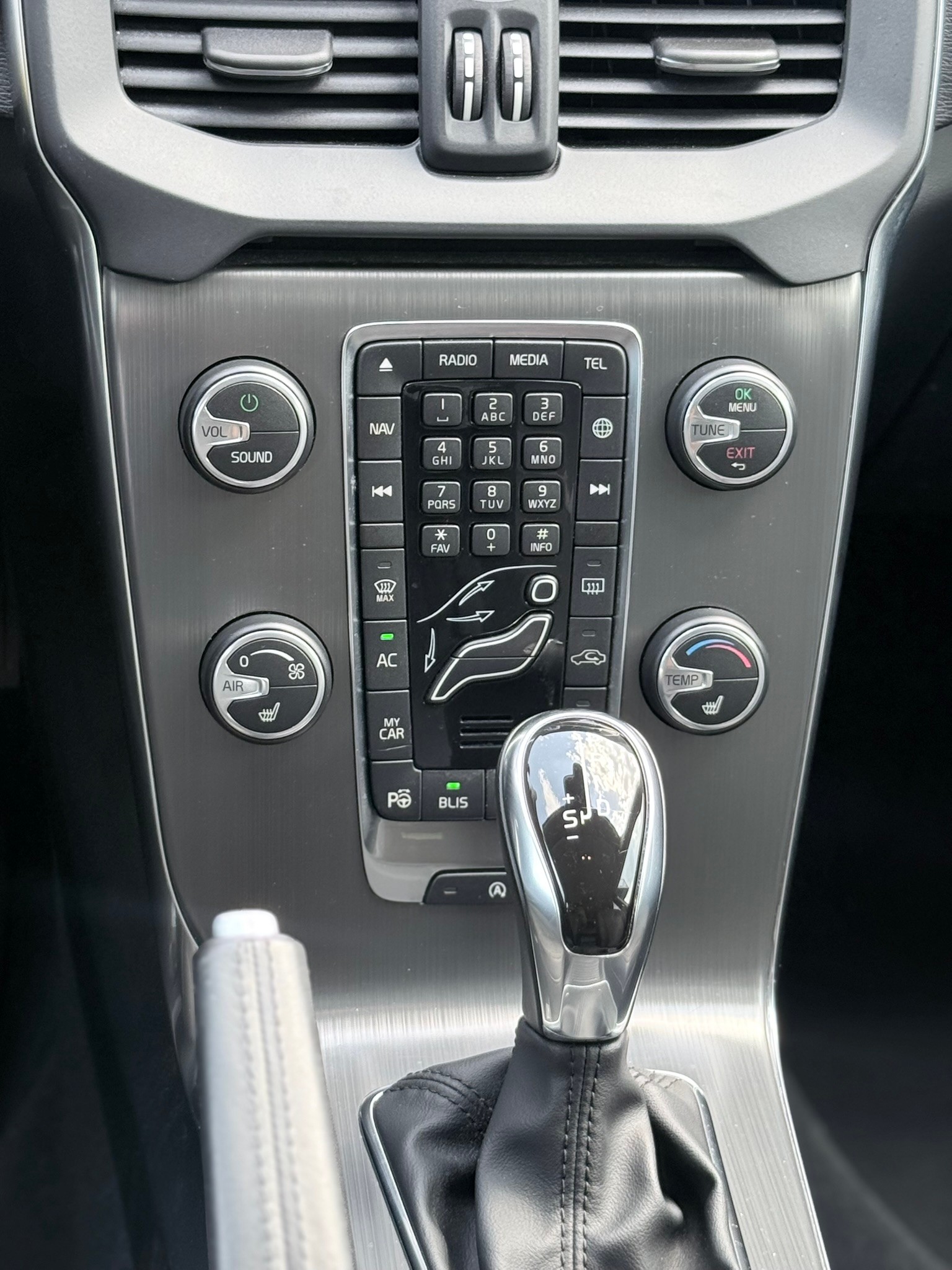 VOLVO V40 Cross Country T4 2.0 AWD Momentum Geartronic-image-21