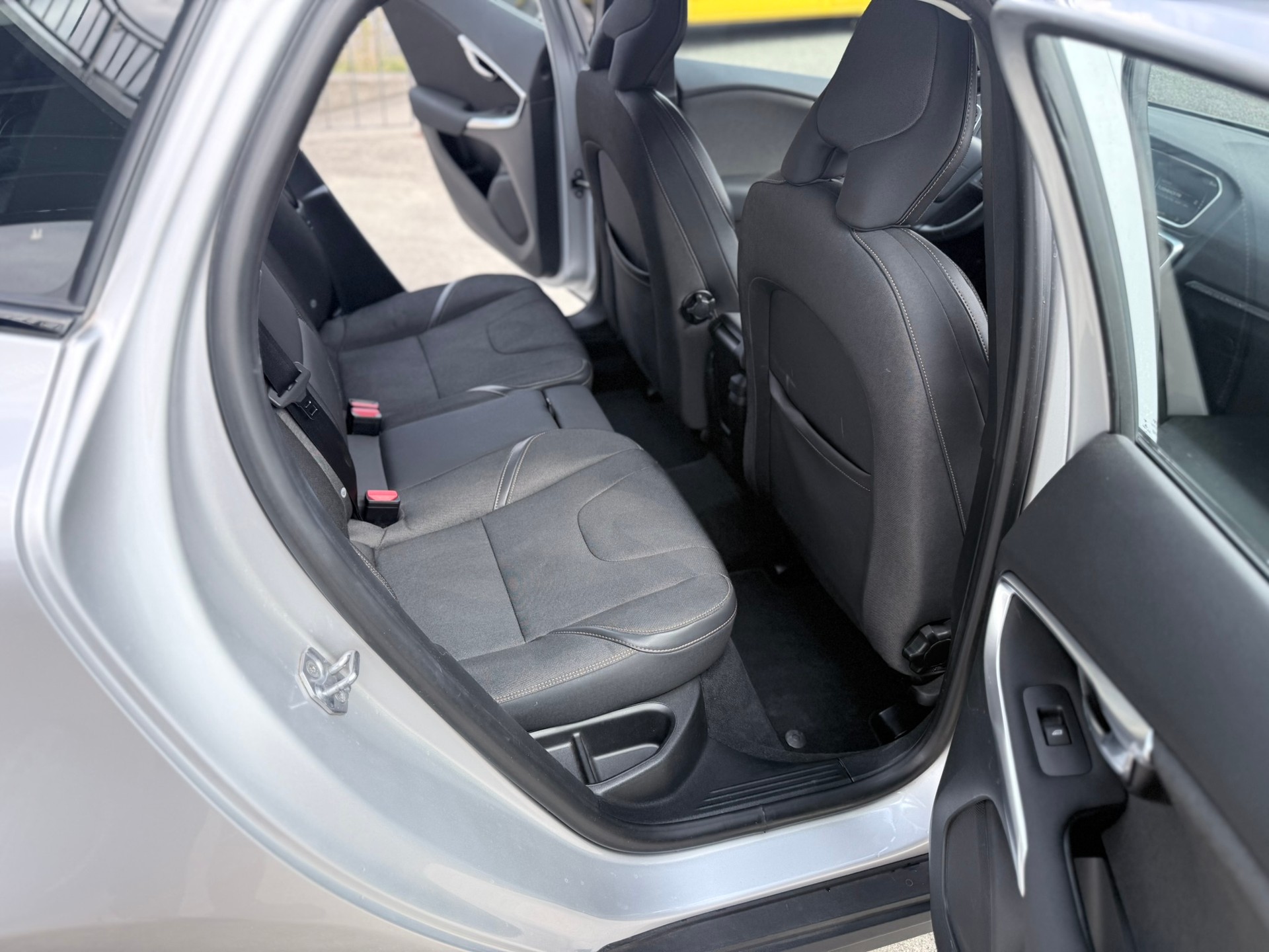 VOLVO V40 Cross Country T4 2.0 AWD Momentum Geartronic-image-11