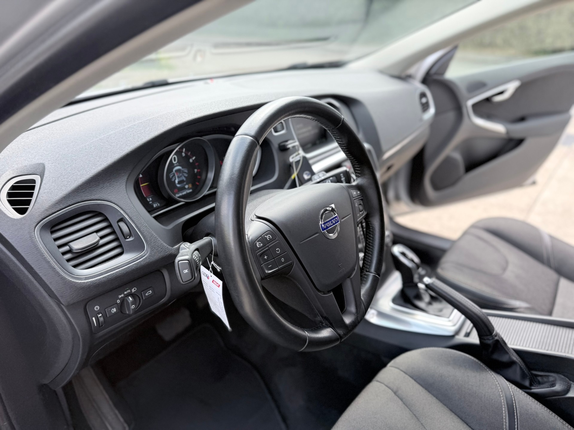 VOLVO V40 Cross Country T4 2.0 AWD Momentum Geartronic-image-15