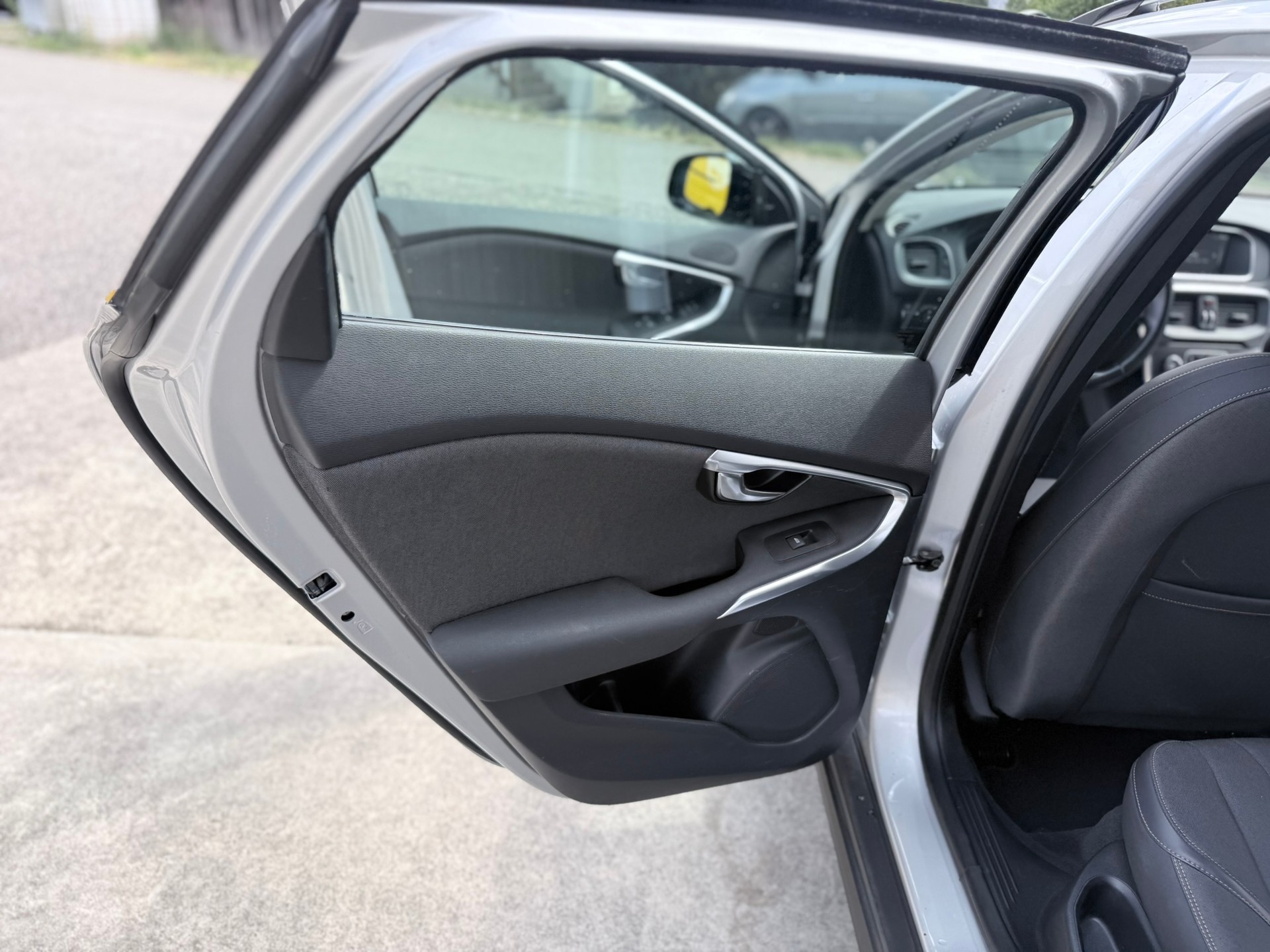 VOLVO V40 Cross Country T4 2.0 AWD Momentum Geartronic-image-12