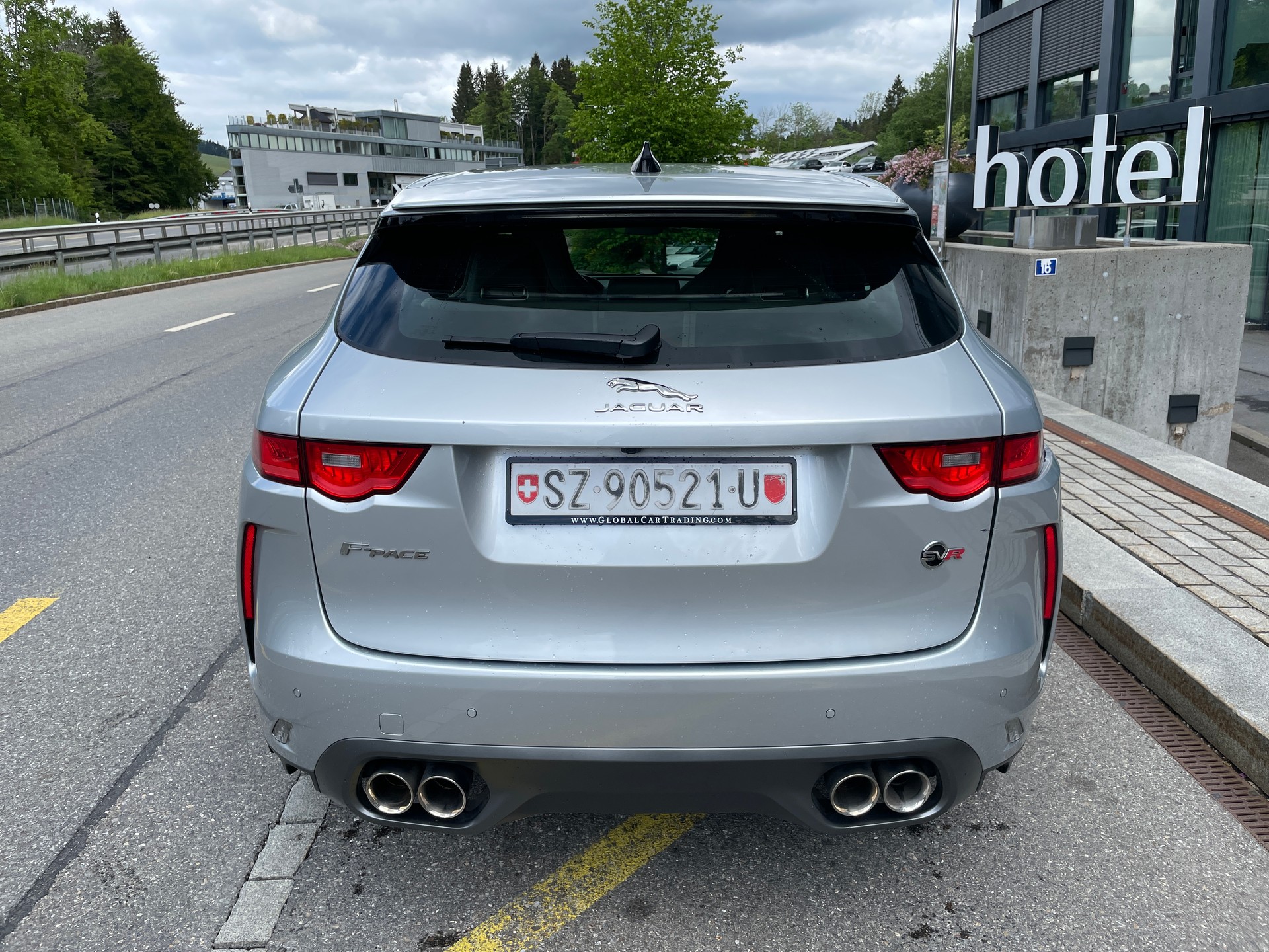 JAGUAR F-Pace 5.0 V8 SVR AWD Automatik-image-6
