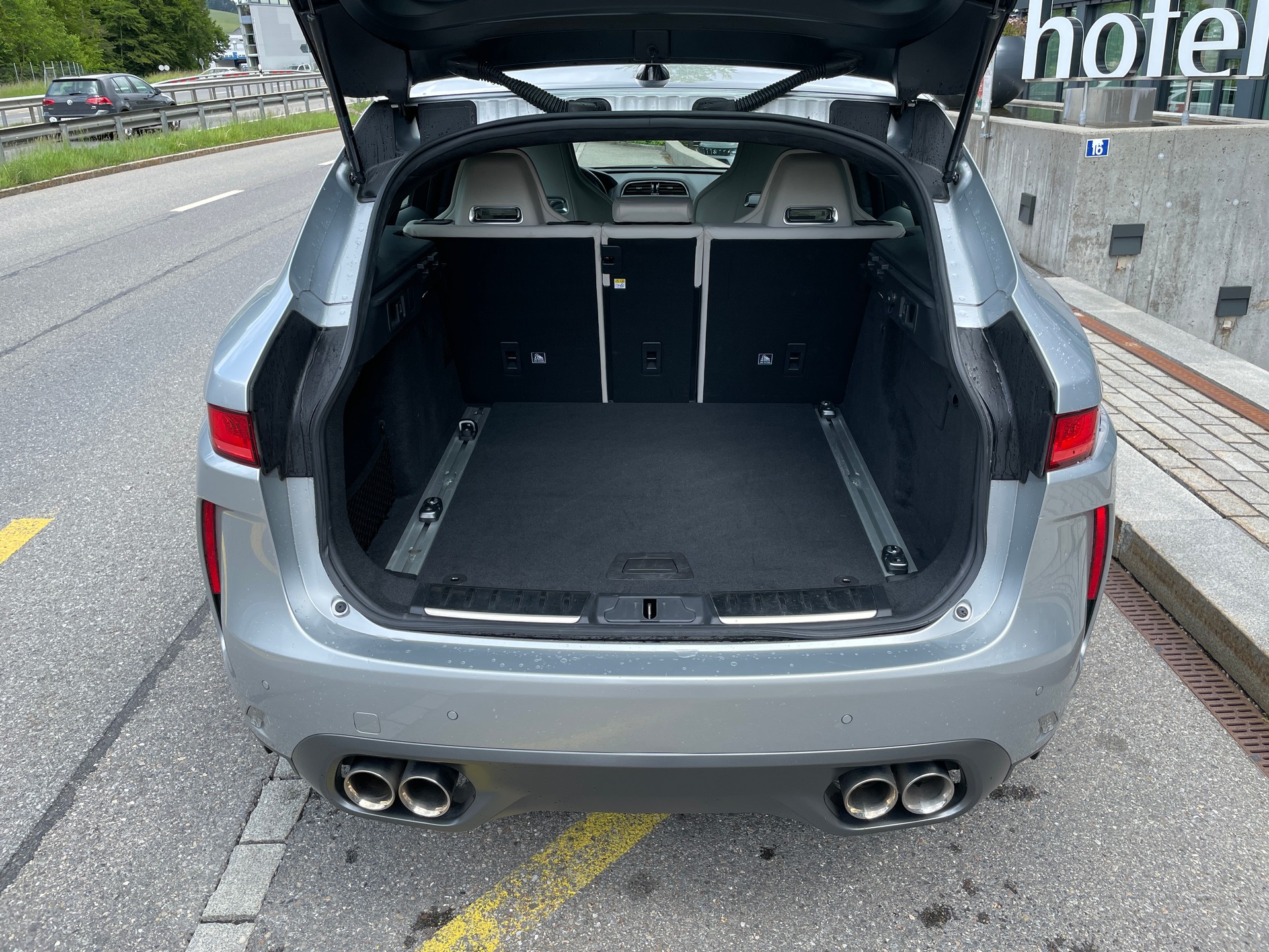 JAGUAR F-Pace 5.0 V8 SVR AWD Automatik-image-7
