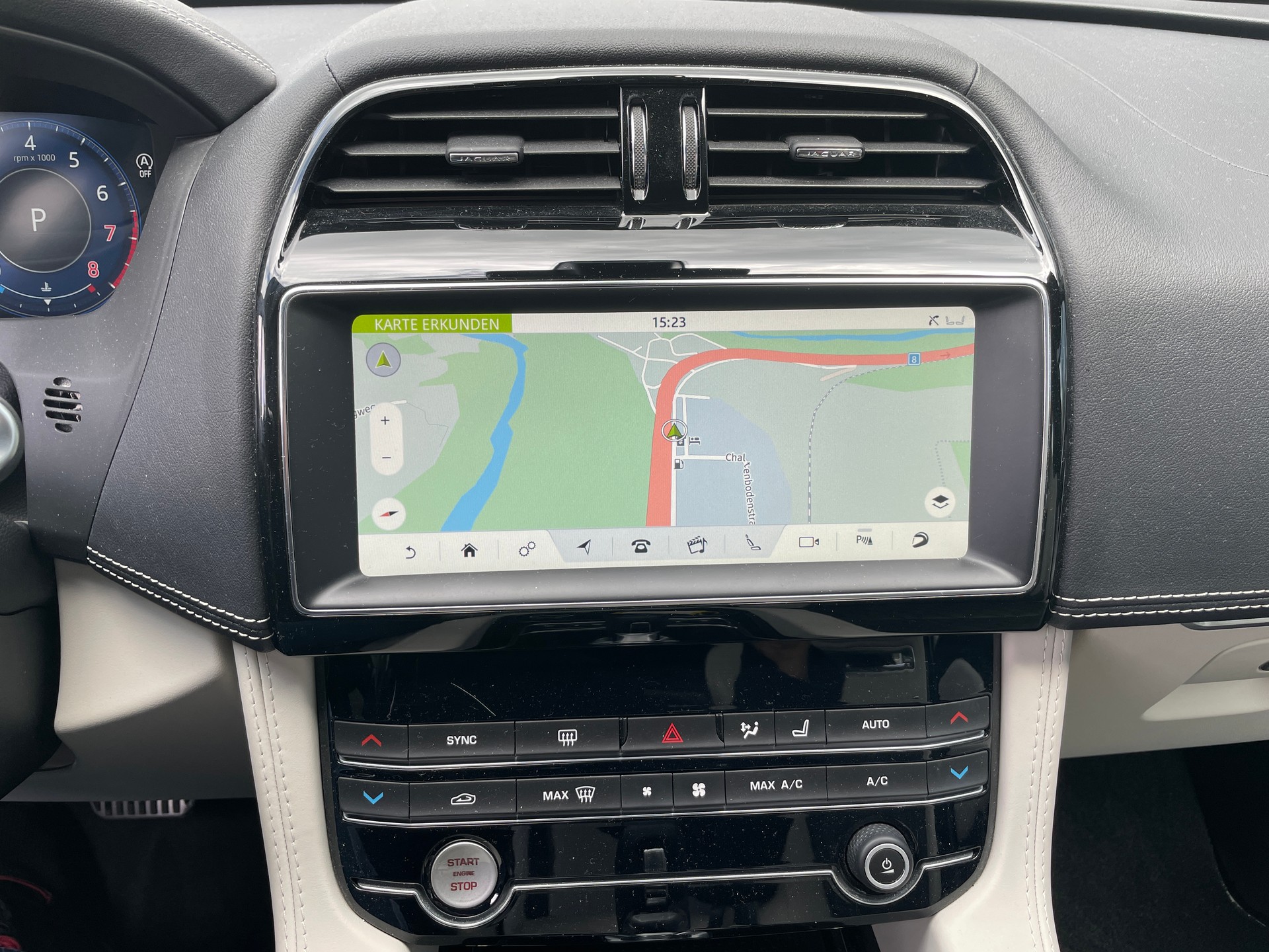 JAGUAR F-Pace 5.0 V8 SVR AWD Automatik-image-23