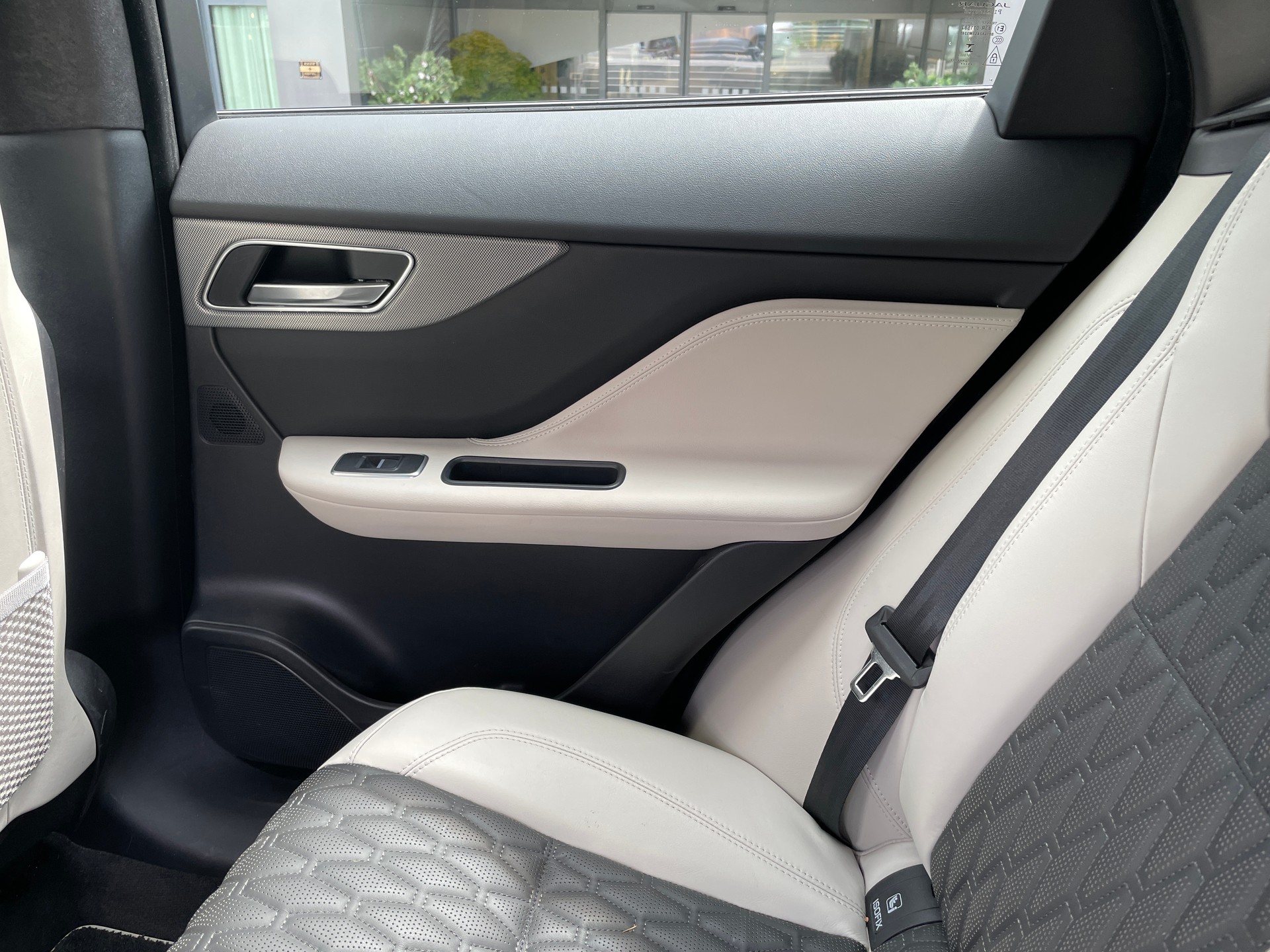 JAGUAR F-Pace 5.0 V8 SVR AWD Automatik-image-16