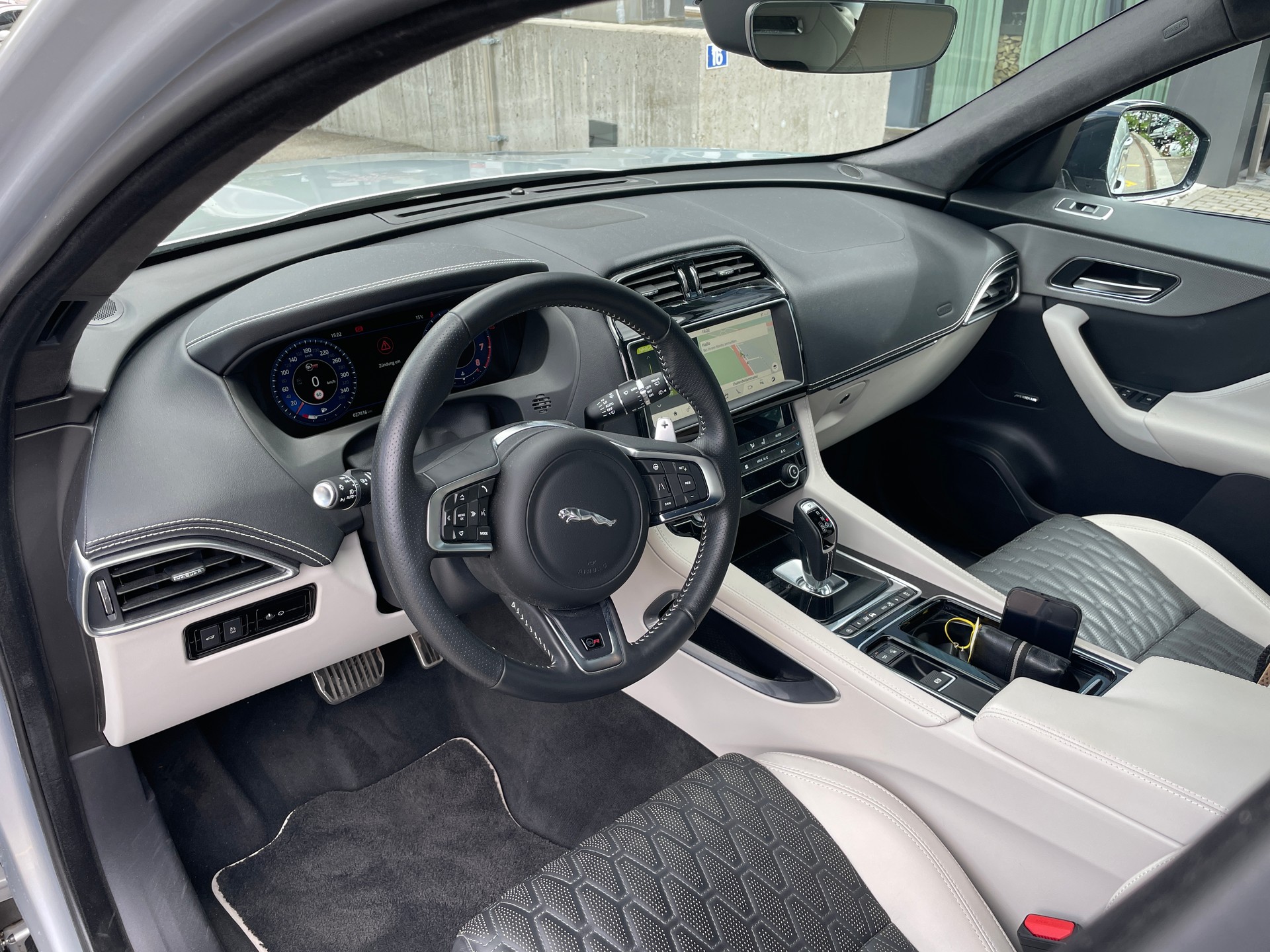 JAGUAR F-Pace 5.0 V8 SVR AWD Automatik-image-11