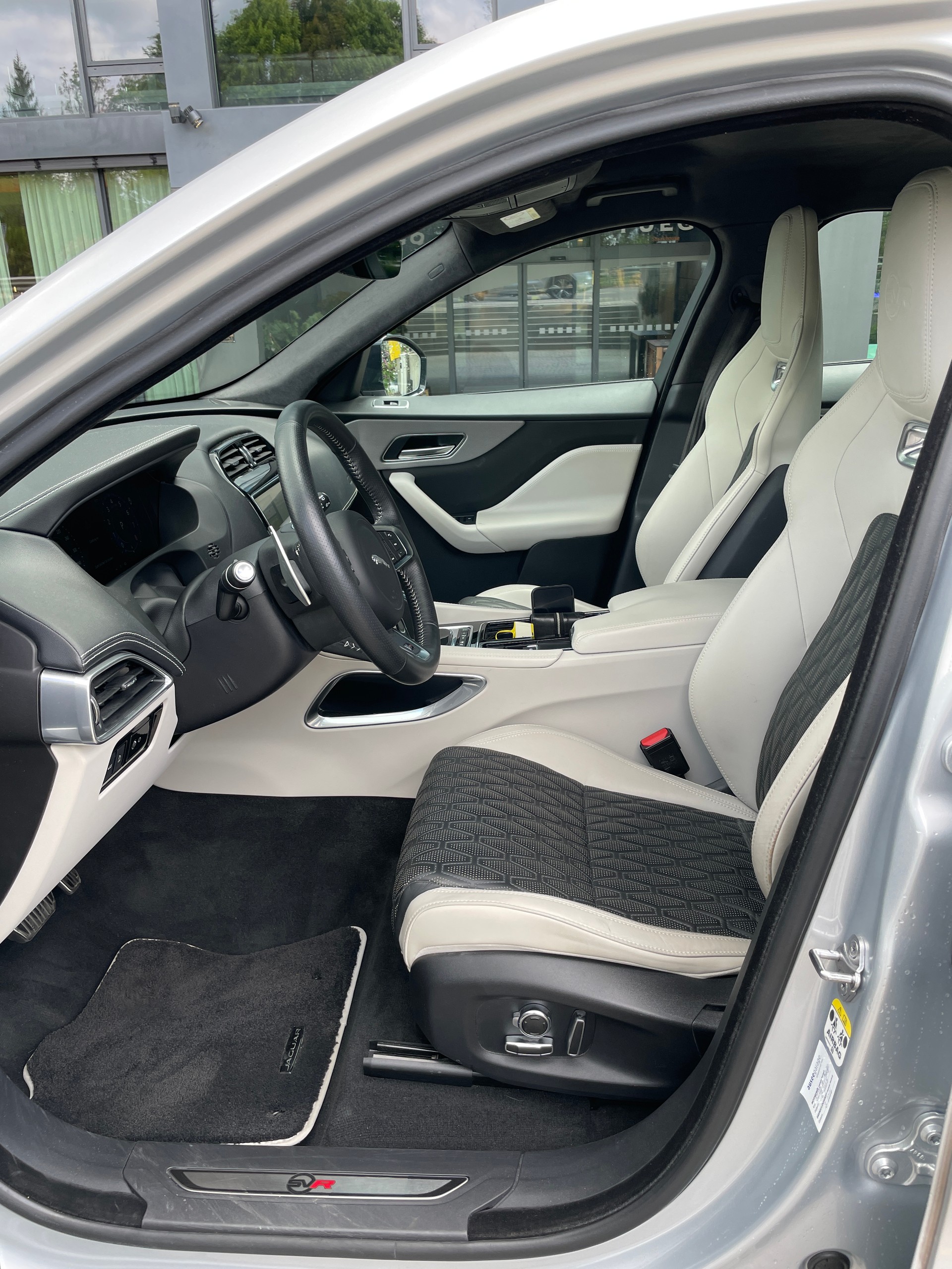 JAGUAR F-Pace 5.0 V8 SVR AWD Automatik-image-12