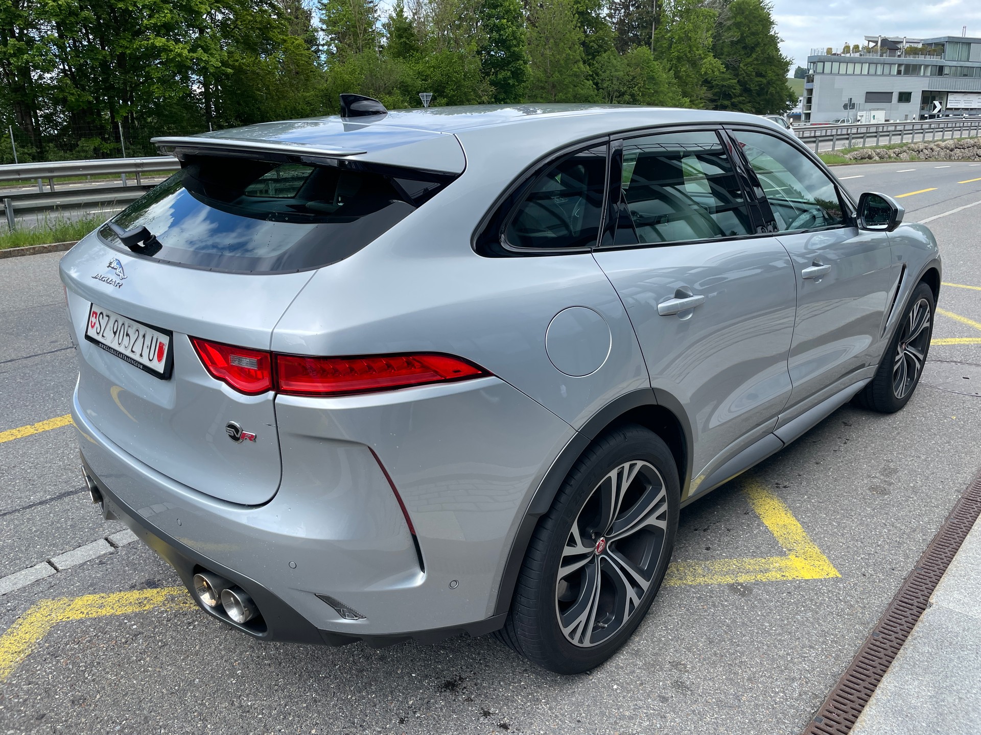 JAGUAR F-Pace 5.0 V8 SVR AWD Automatik-image-5