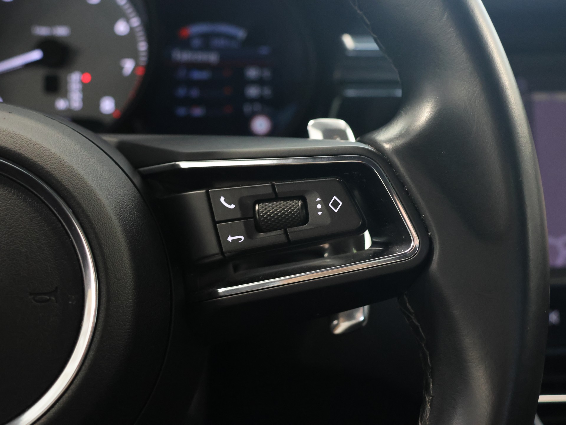 PORSCHE Macan S PDK *Panoramadach* *Bose* *Sitzheizung*-image-23