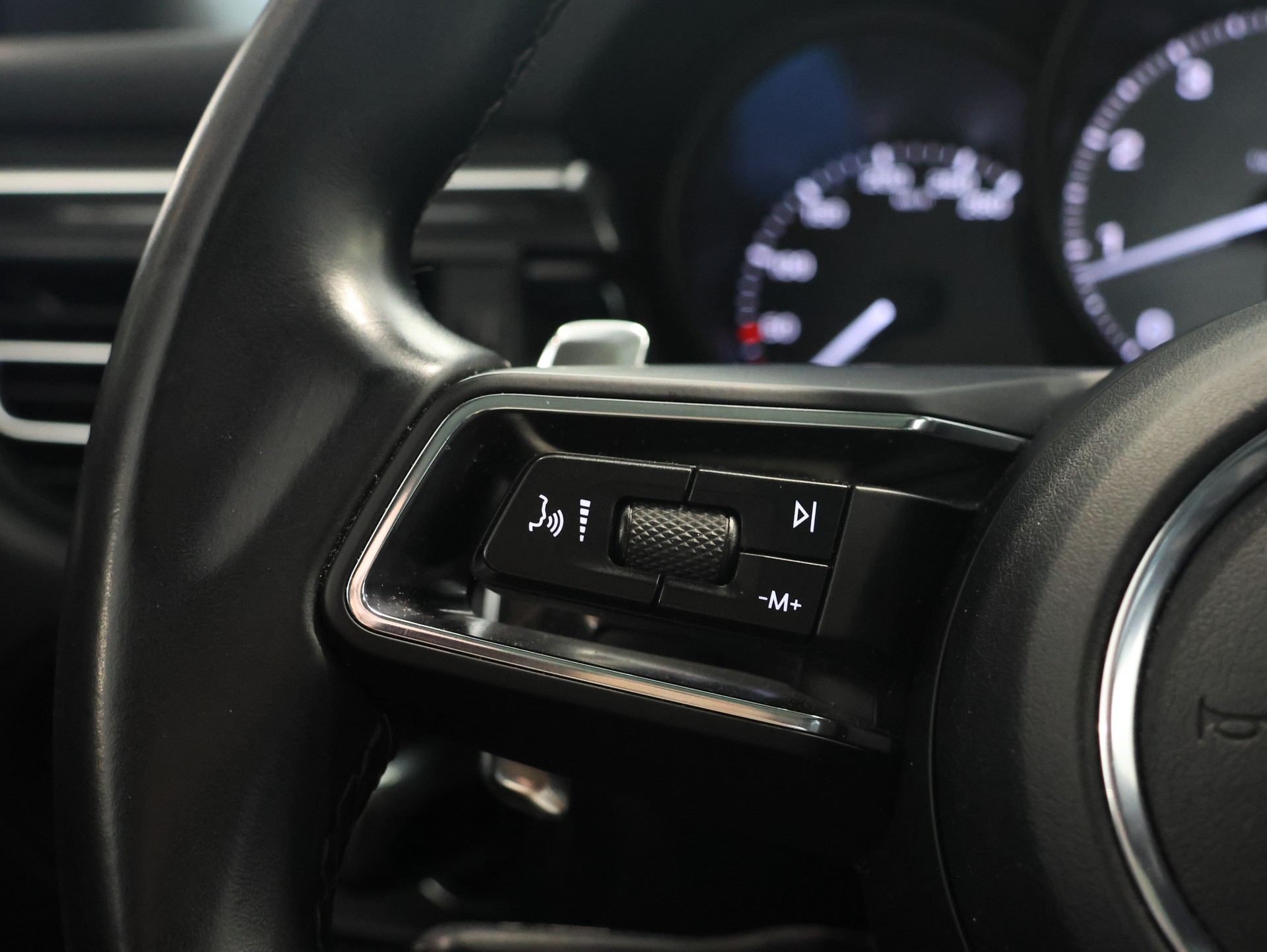 PORSCHE Macan S PDK *Panoramadach* *Bose* *Sitzheizung*-image-24