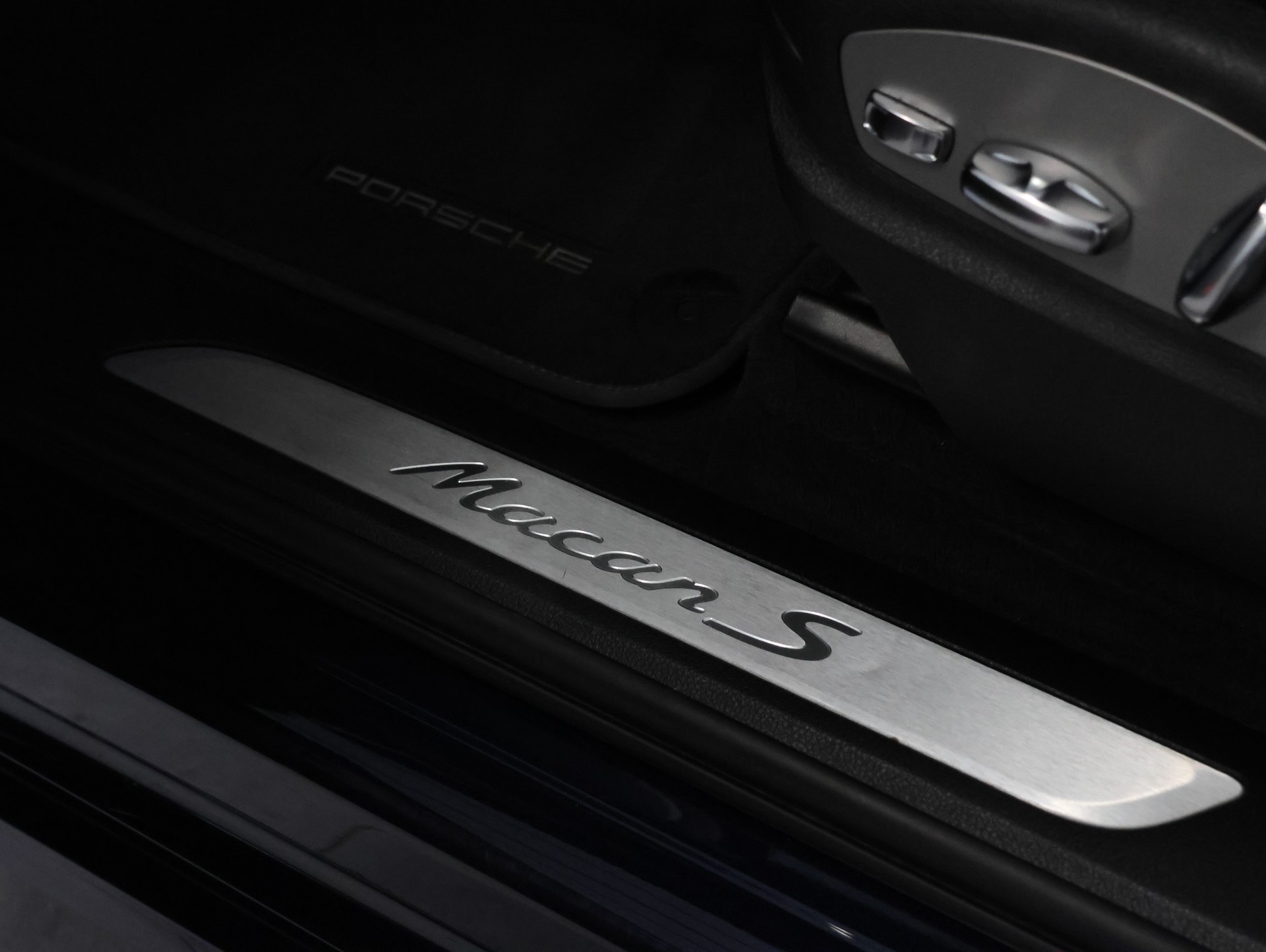PORSCHE Macan S PDK *Panoramadach* *Bose* *Sitzheizung*-image-15