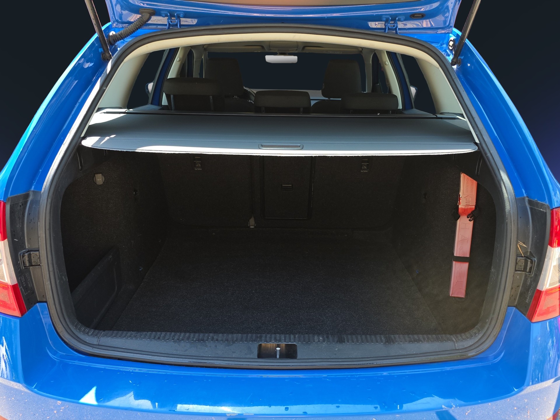 SKODA Octavia Combi 1.6 TDI Ambition-image-14