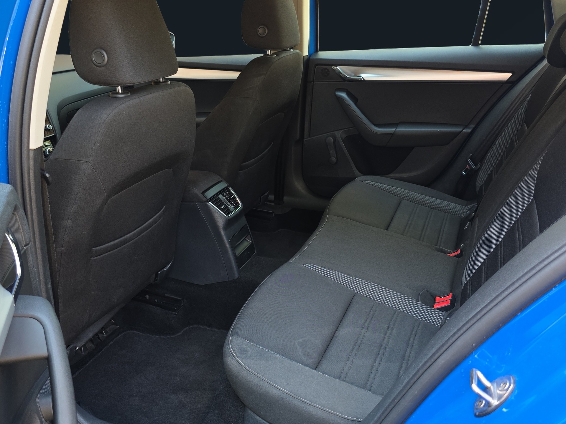 SKODA Octavia Combi 1.6 TDI Ambition-image-10
