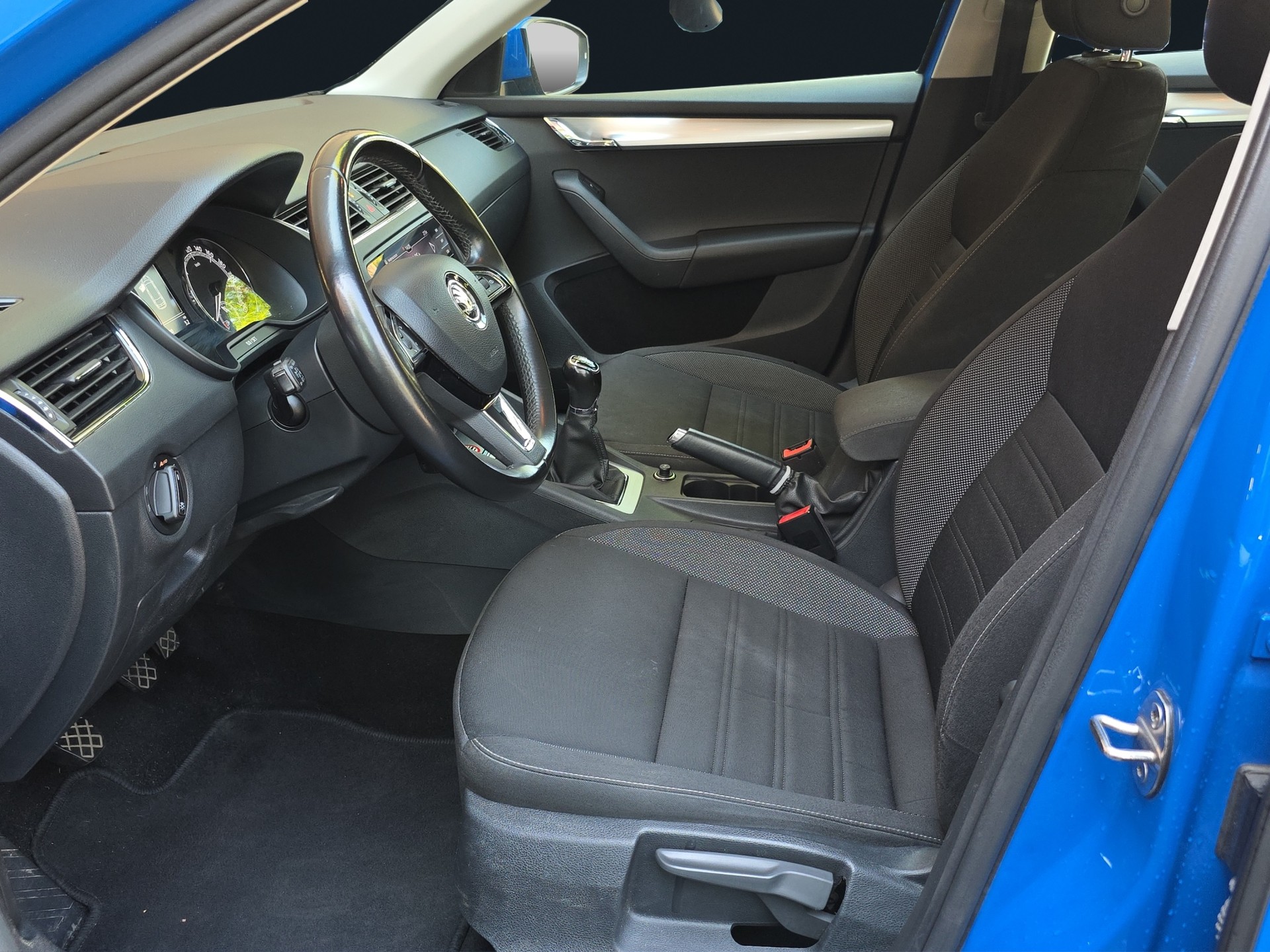 SKODA Octavia Combi 1.6 TDI Ambition-image-9