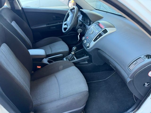 KIA Cee'd Sporty Wagon 1.4 16V Basic-image-7