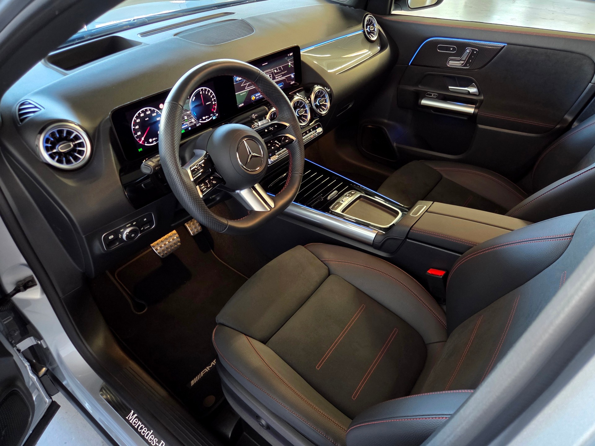 MERCEDES-BENZ GLA 250 e EQ Star AMG Line-image-3