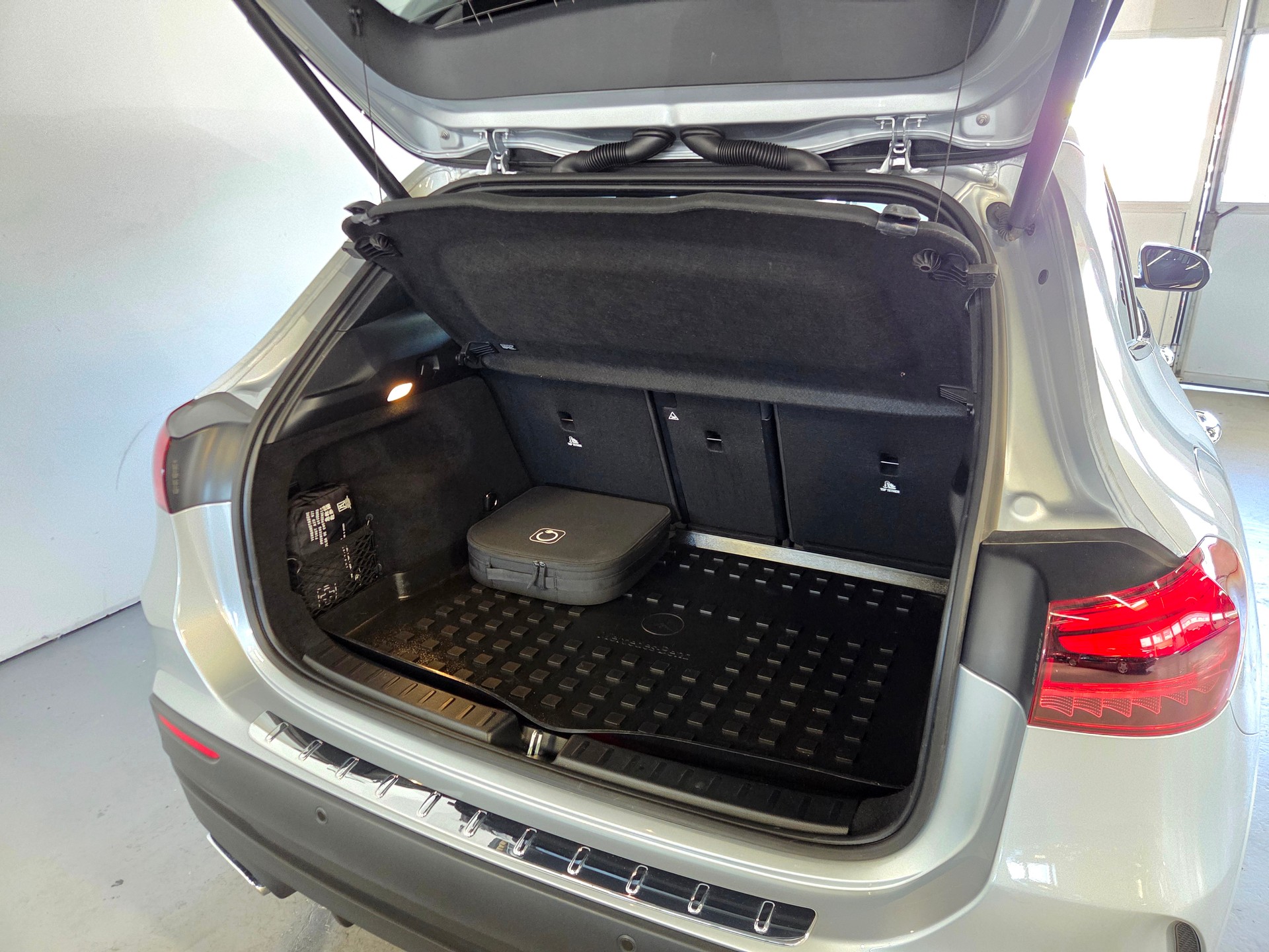 MERCEDES-BENZ GLA 250 e EQ Star AMG Line-image-23