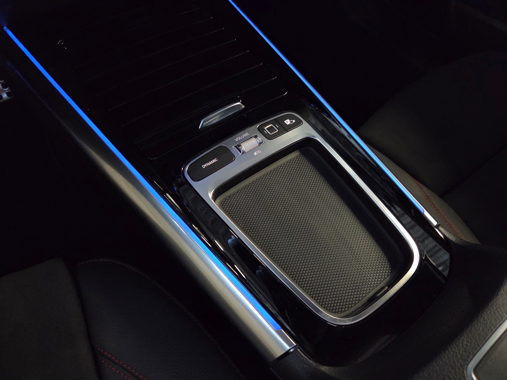 MERCEDES-BENZ GLA 250 e EQ Star AMG Line-image-19