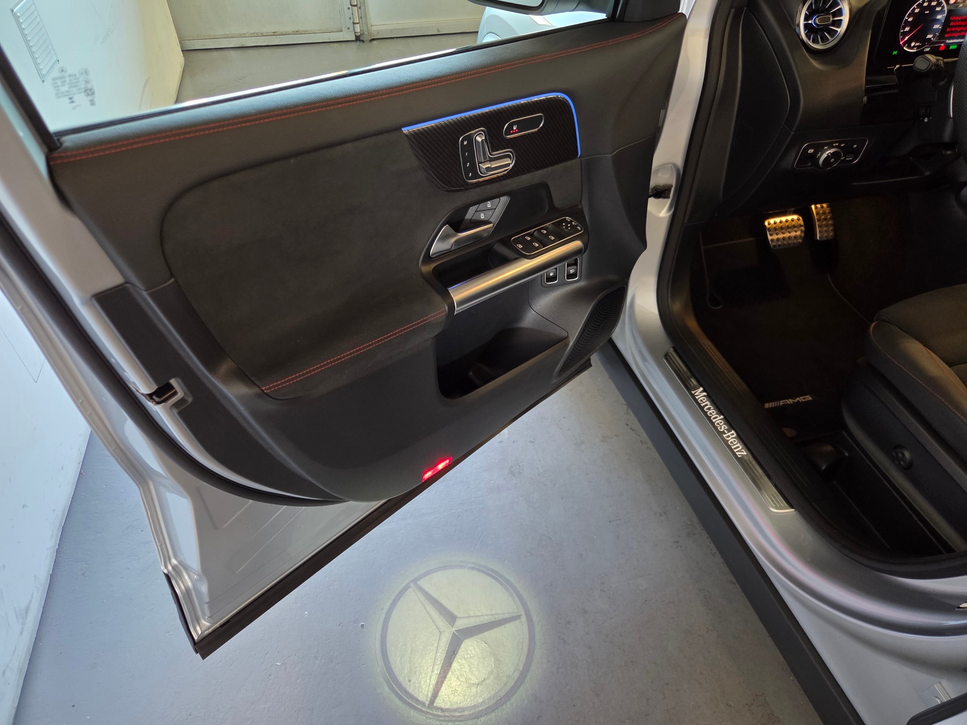 MERCEDES-BENZ GLA 250 e EQ Star AMG Line-image-12