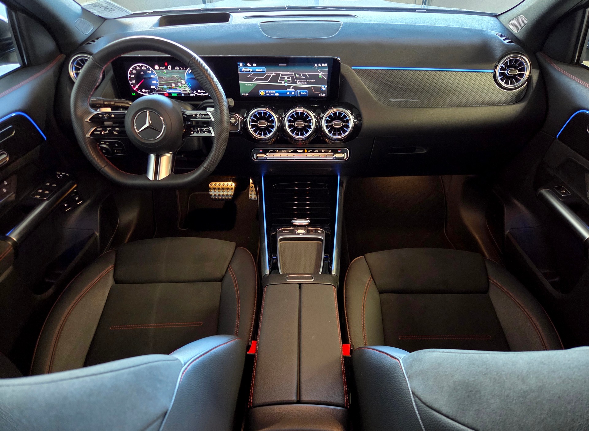 MERCEDES-BENZ GLA 250 e EQ Star AMG Line-image-6