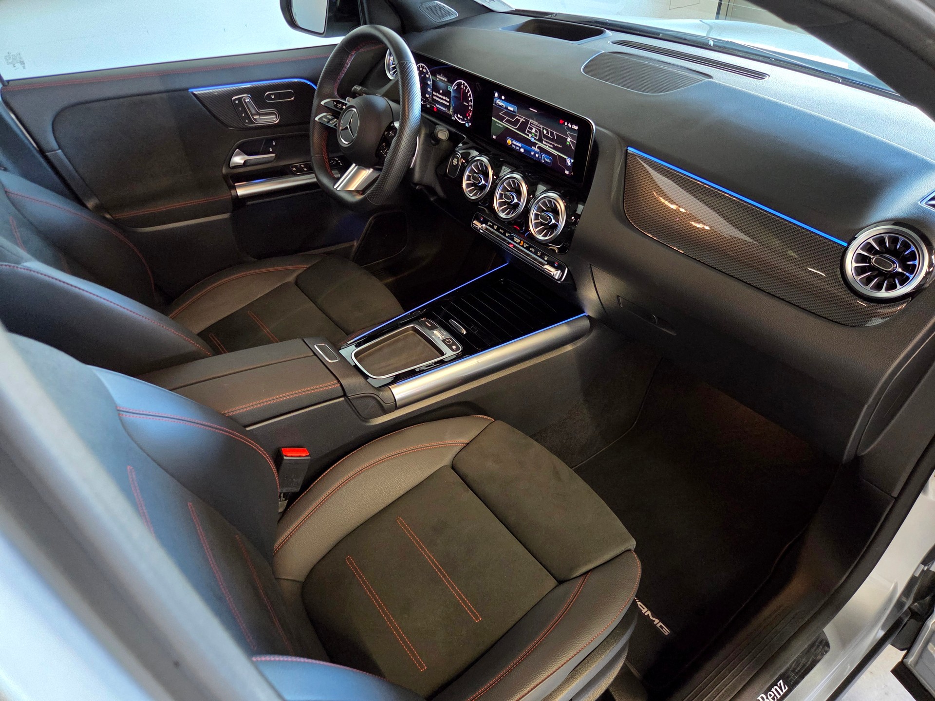 MERCEDES-BENZ GLA 250 e EQ Star AMG Line-image-17