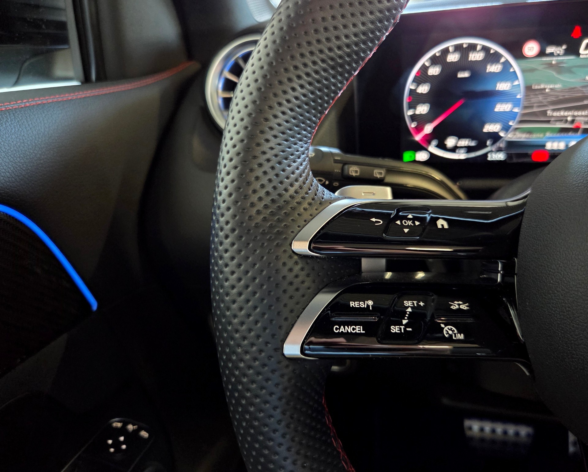 MERCEDES-BENZ GLA 250 e EQ Star AMG Line-image-13