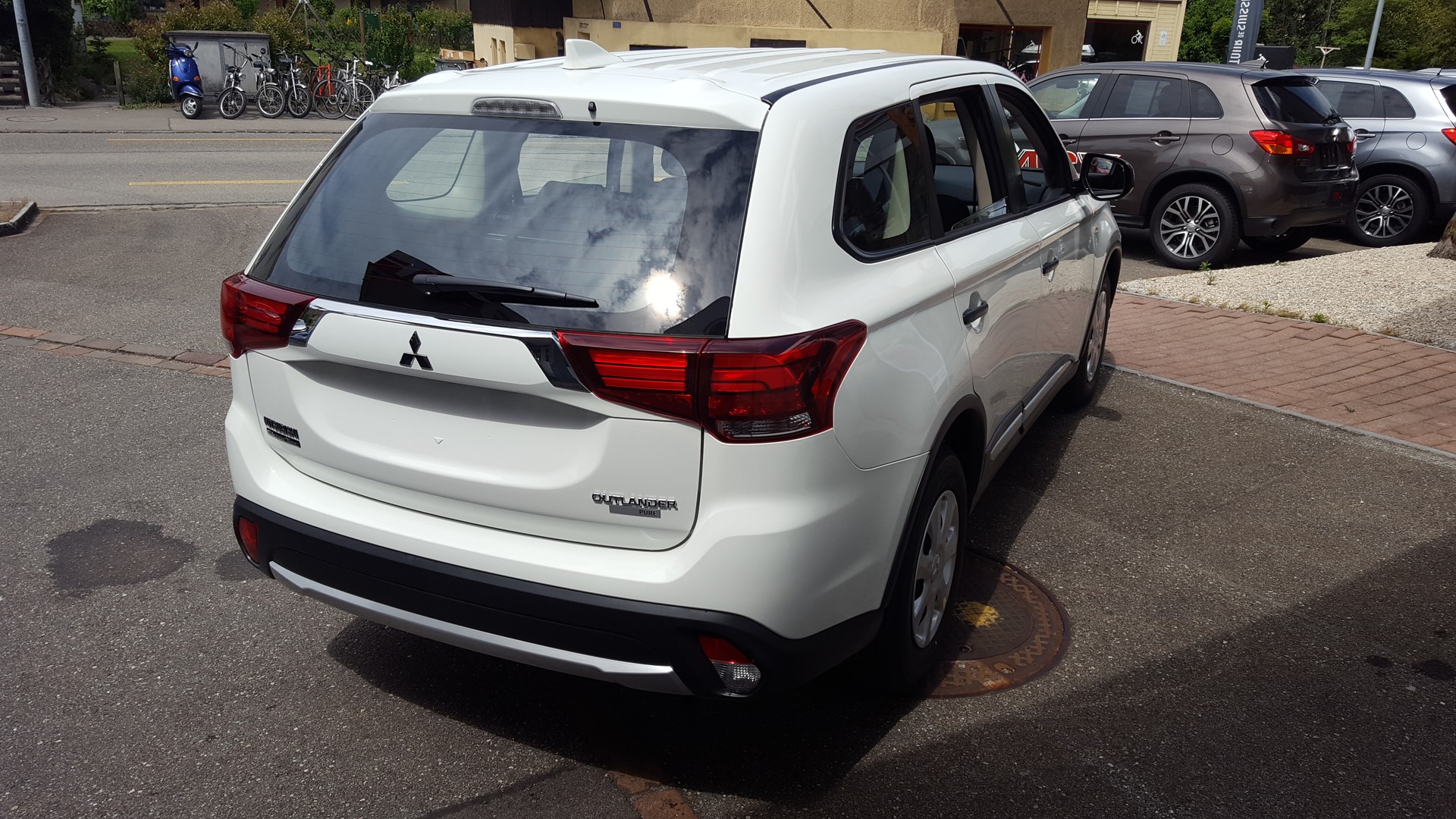 MITSUBISHI Outlander 2.0 Helvetia MT-image-13