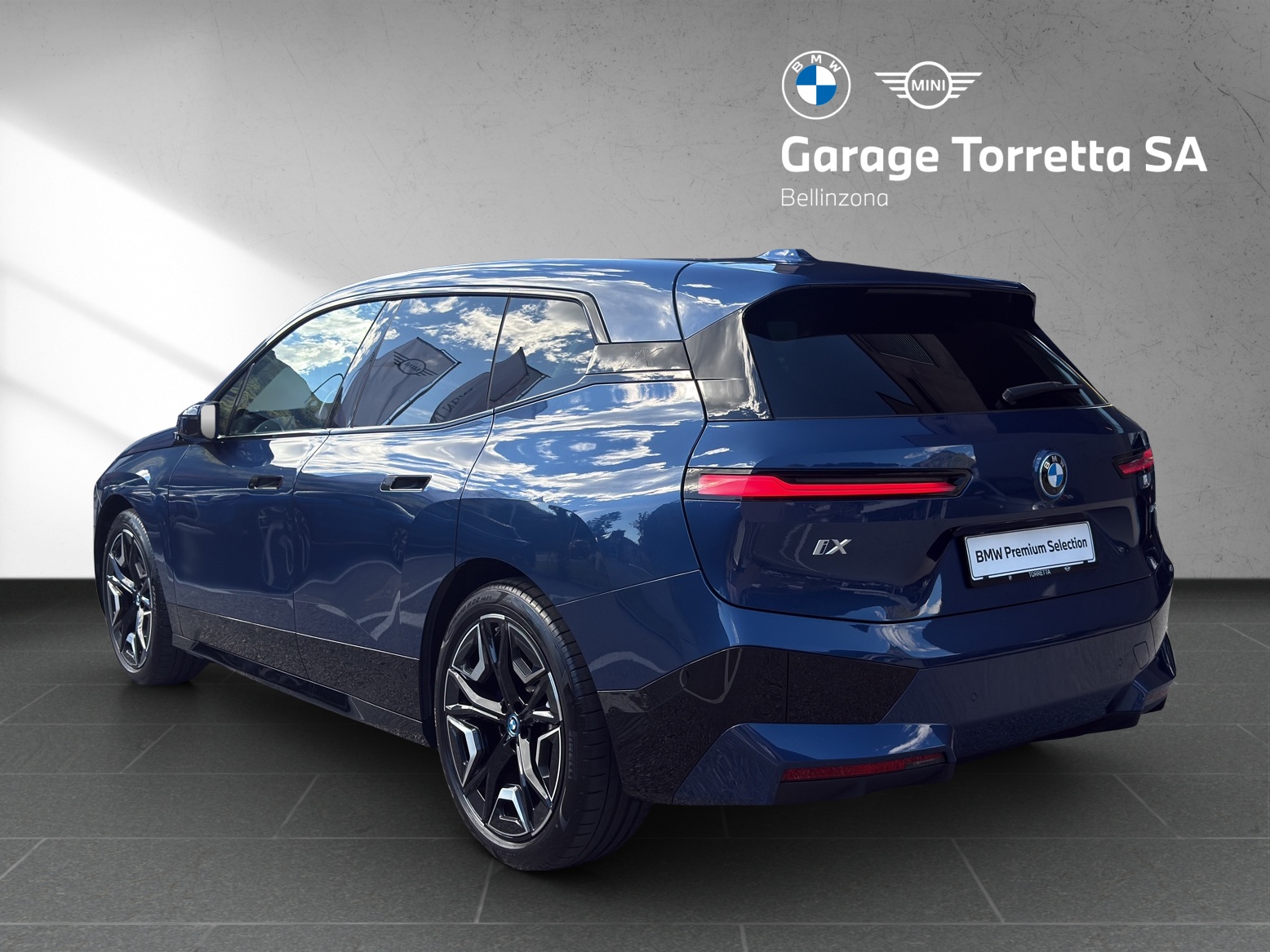 BMW iX xDrive40 M Sport-showroom-element-2