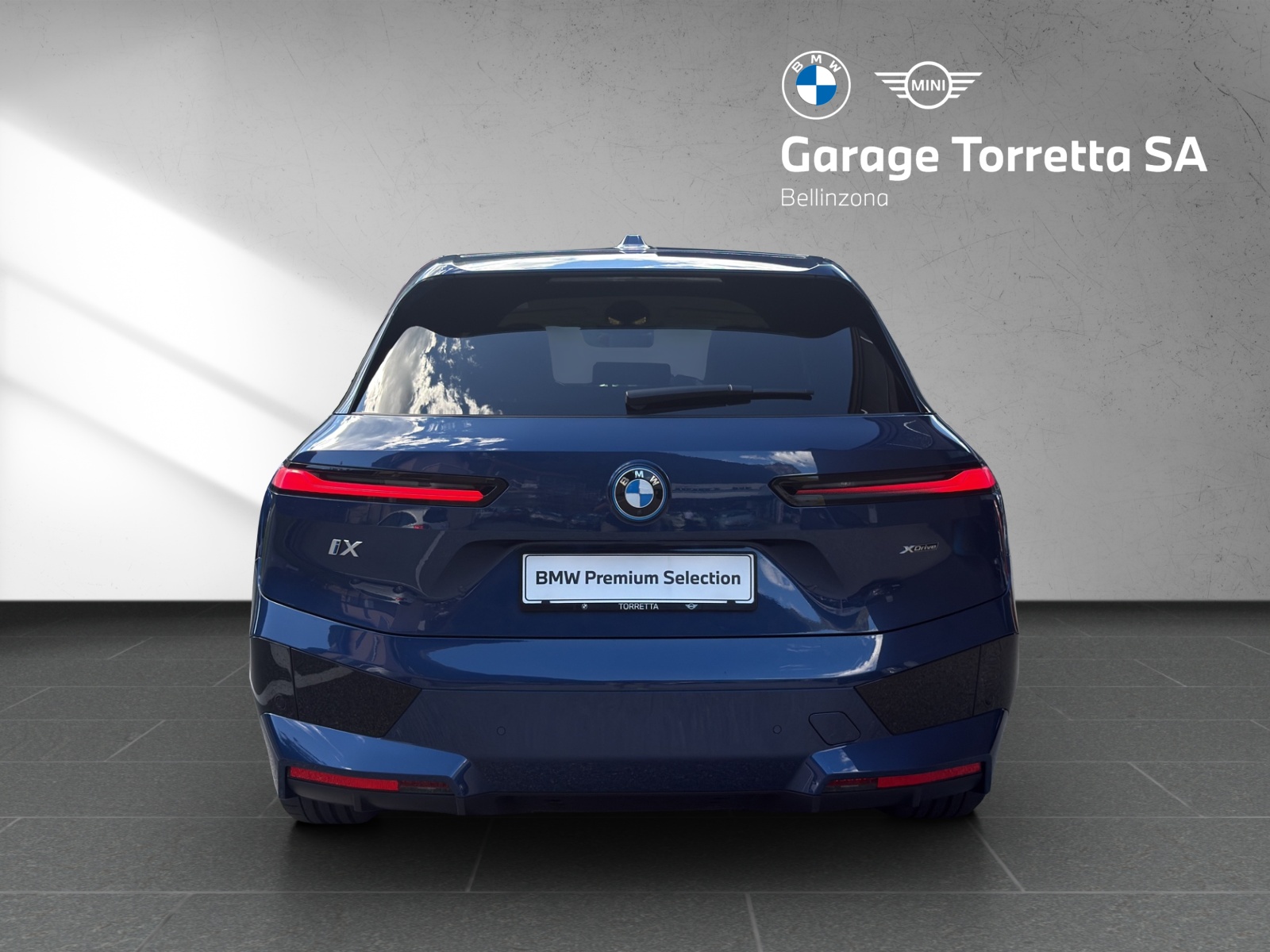 BMW iX xDrive40 M Sport-showroom-element-3